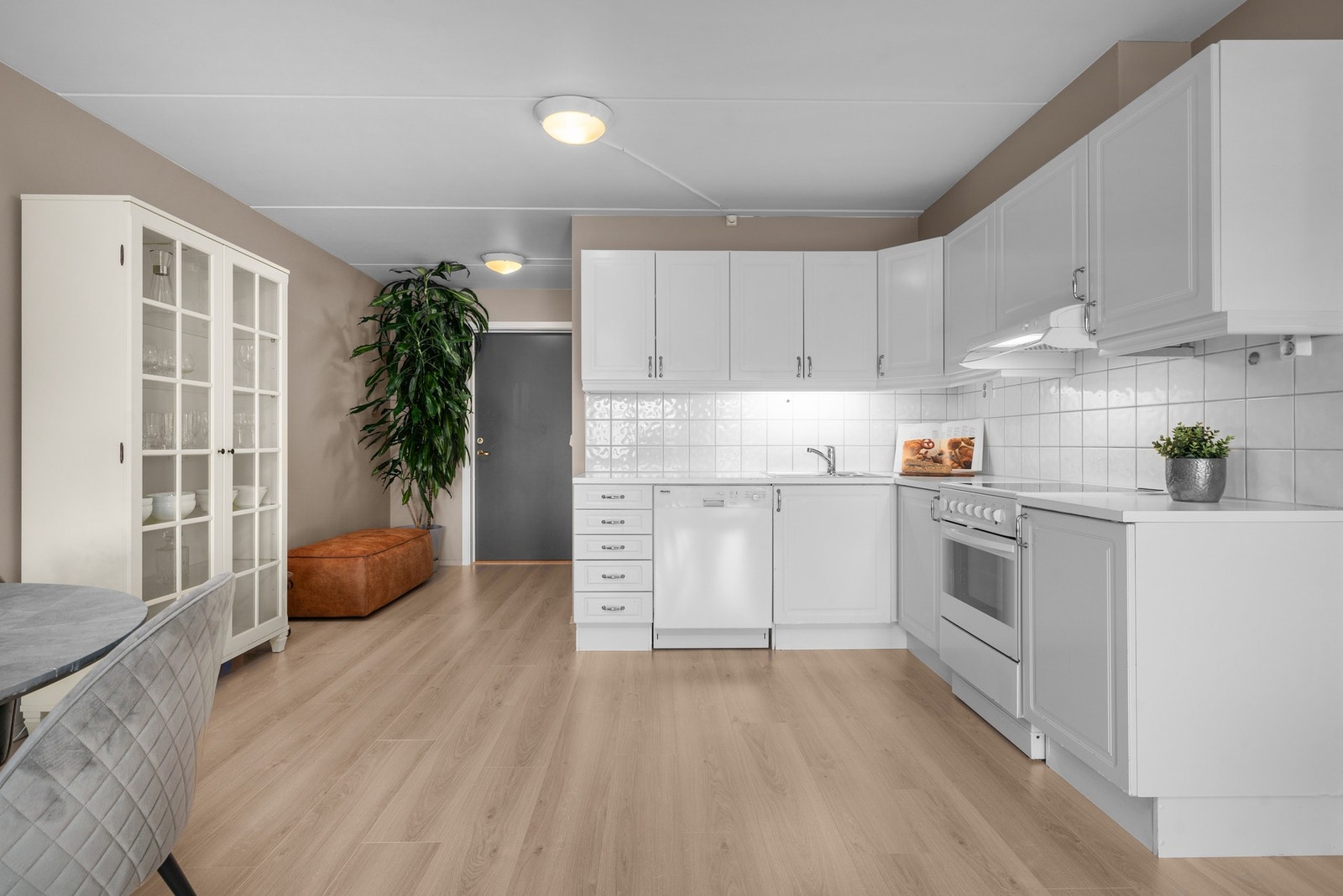 Kjøkkenet leveres med integrerte hvitevarer, høyskap og lys over benk Galleribilde