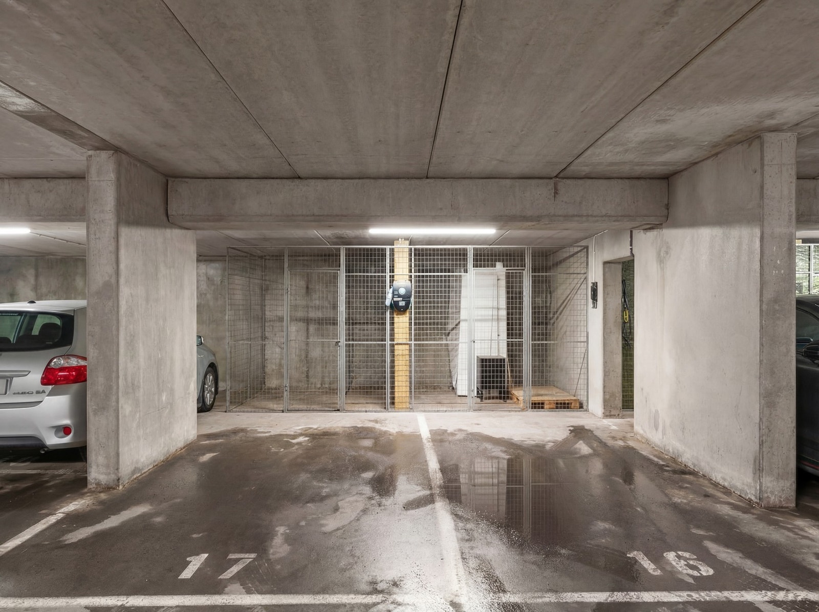 Parkering i garasje med mulighet for å montere el-billader og tilhørende bod. Galleribilde