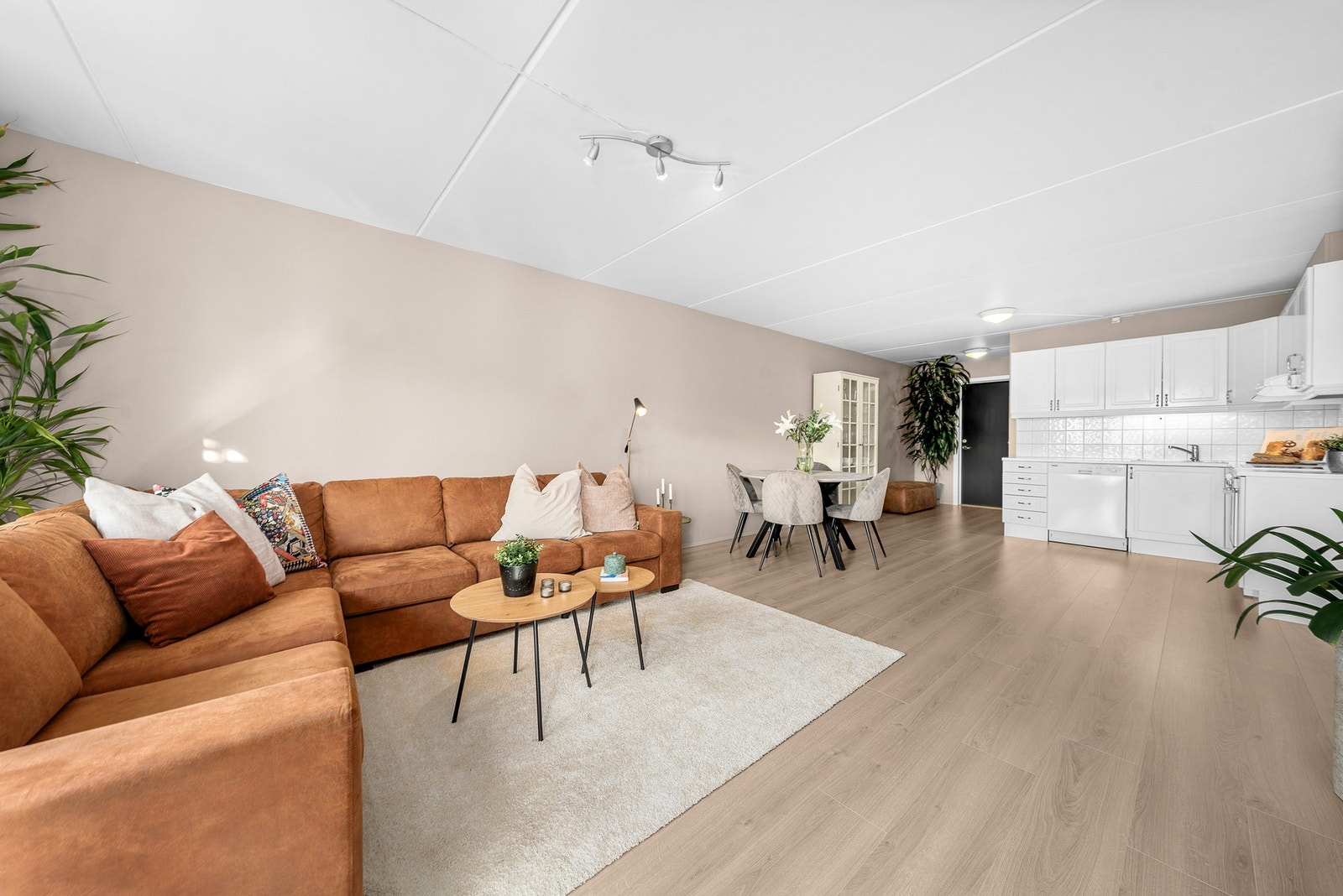 Åpen løsning mot kjøkkenet gir oppholdsrommet et sosialt og luftig preg. Galleribilde