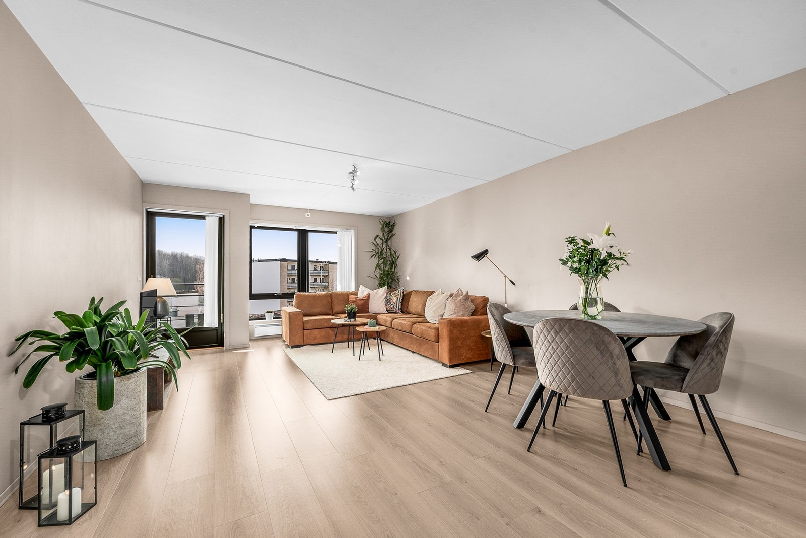 Velkommen til Jerikoveien 67 - en lys leilighet med hybel, beliggende i markanære omgivelser på Lindeberg! Galleribilde