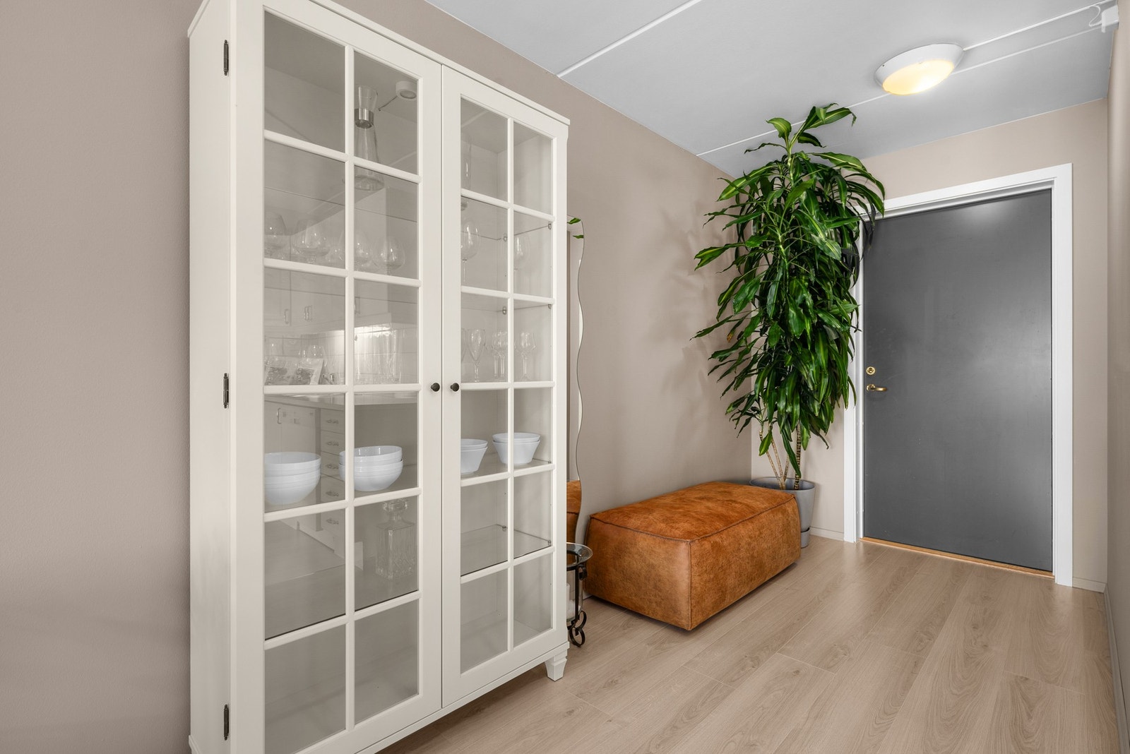 Lys og romslig entré med god plass til oppbevaring. Praktisk garderobeløsning og plass til sittebenk gir en funksjonell og innbydende inngangssone. Galleribilde