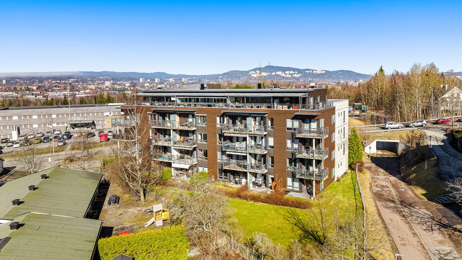 Boligen har en praktisk beliggenhet med Kiwi, Europris og Fresh Fitness rett over veien, ideelt for deg som ønsker kort vei til servicetilbud og gode transportmuligheter. Galleribilde