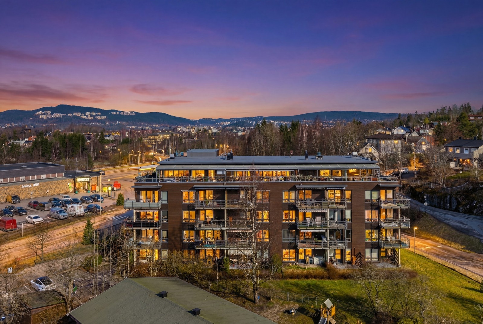 Leiligheten ligger sentralt til med svært kort vei til servicetilbud, kollektivtransport og E6. Galleribilde