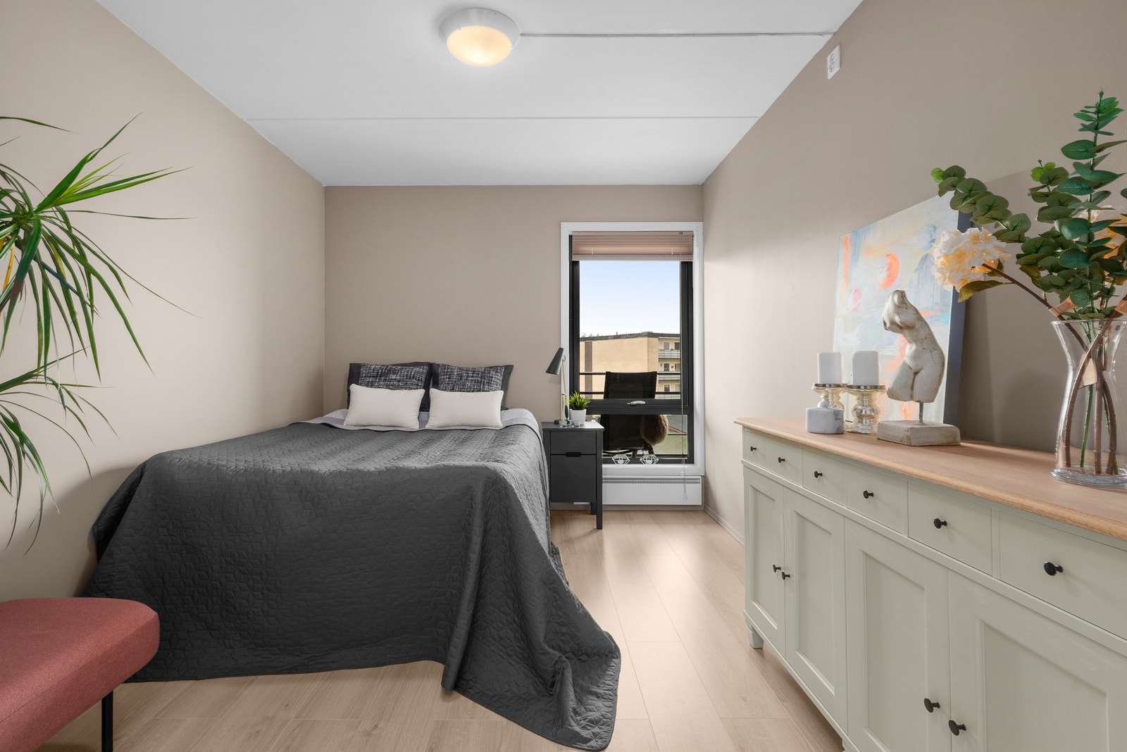 Lunt soverom med god plass til dobbeltseng og møbler, samt godt med lysinnslipp fra vindu. Galleribilde