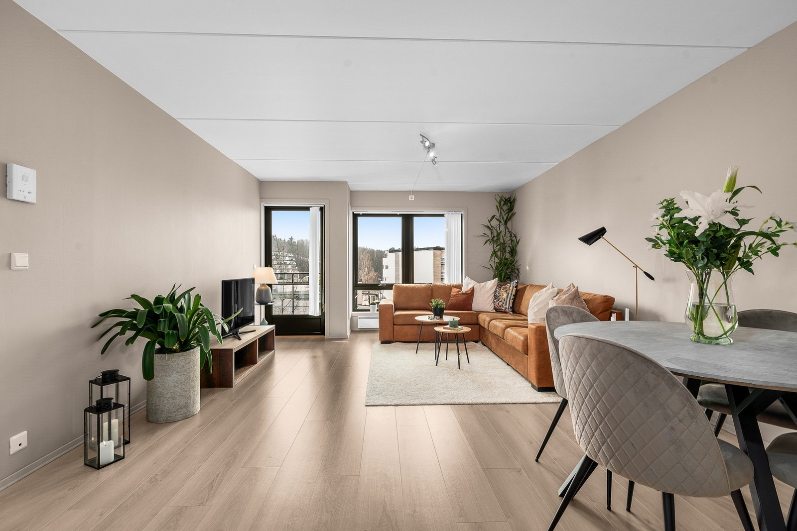 Naturlig plass til spisebord imellom stue og kjøkken. Galleribilde