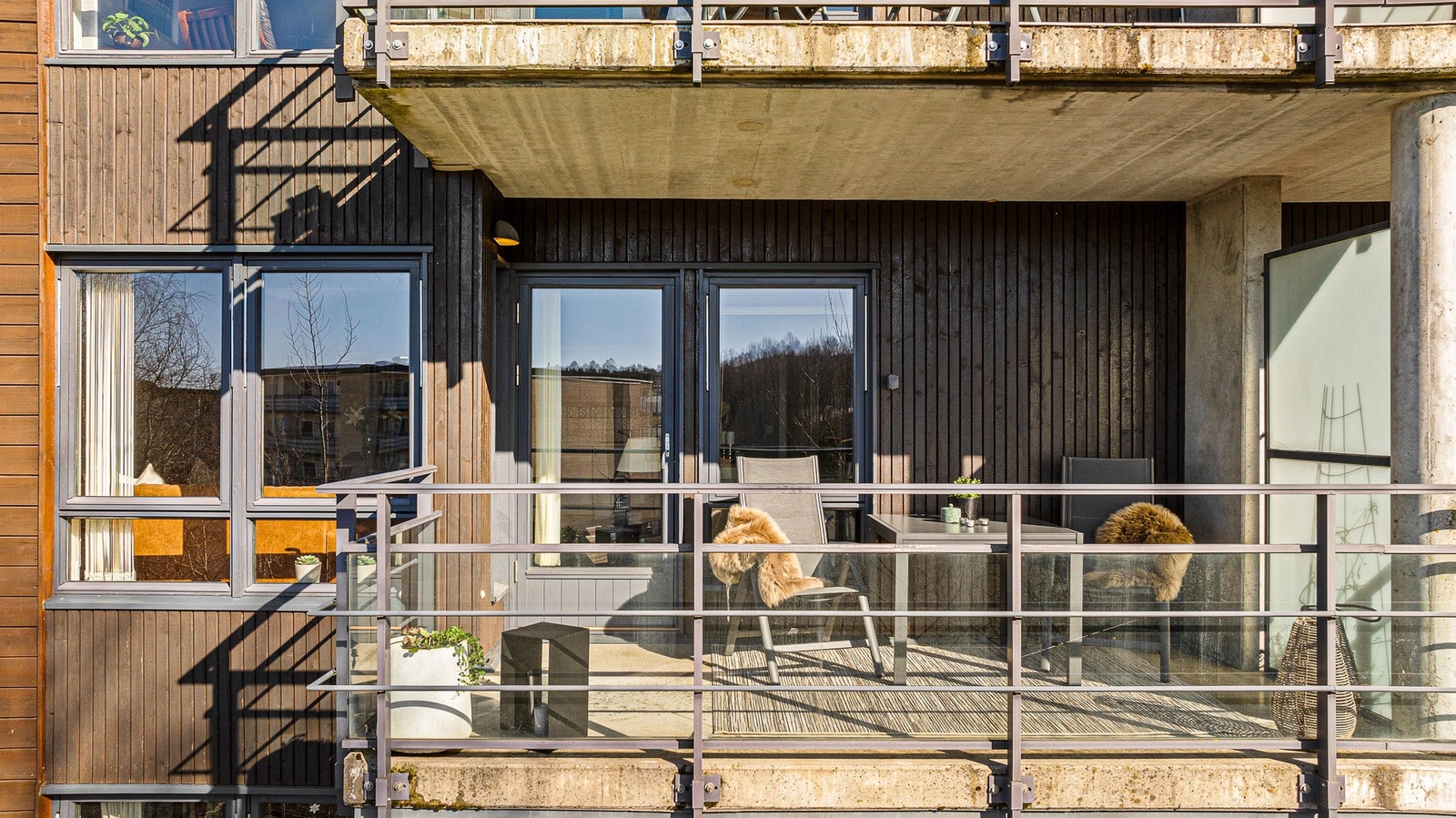 Balkong med fine forhold og direkte utgang fra stue. Galleribilde