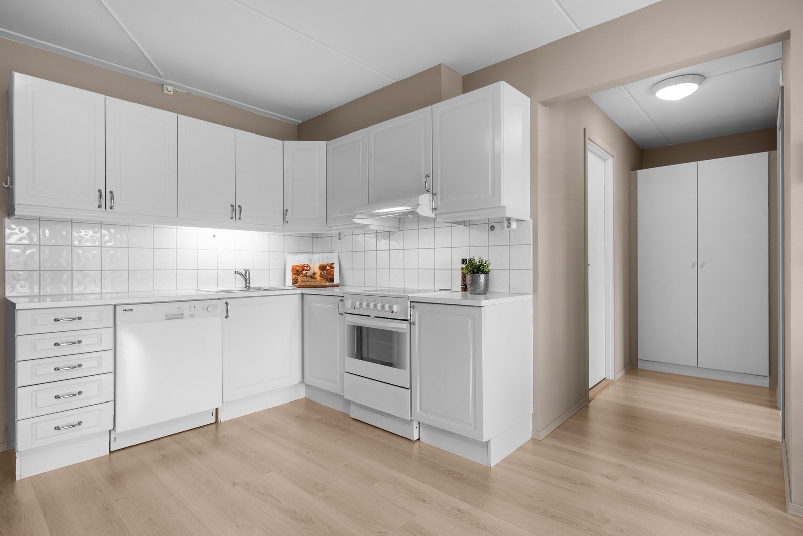 Kjøkkenet er praktisk utformet til planløsningen og har godt med oppbevaringsplass i skap. Galleribilde