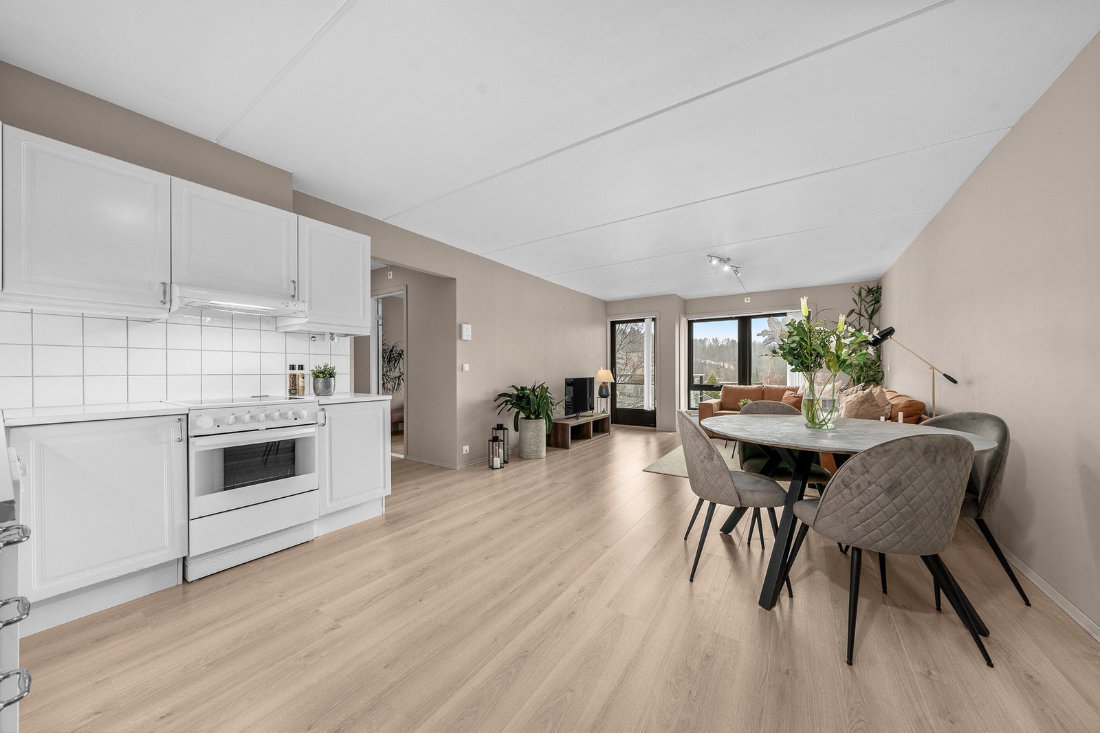 Fra oppholdsrommet er det direkte utgang til balkong. Galleribilde