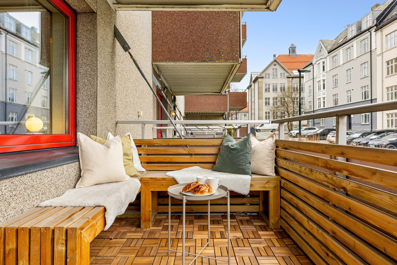 Balkongen er vendt mot sørvest, og har med det ypperlige solforhold på sommerhalvåret. Galleribilde