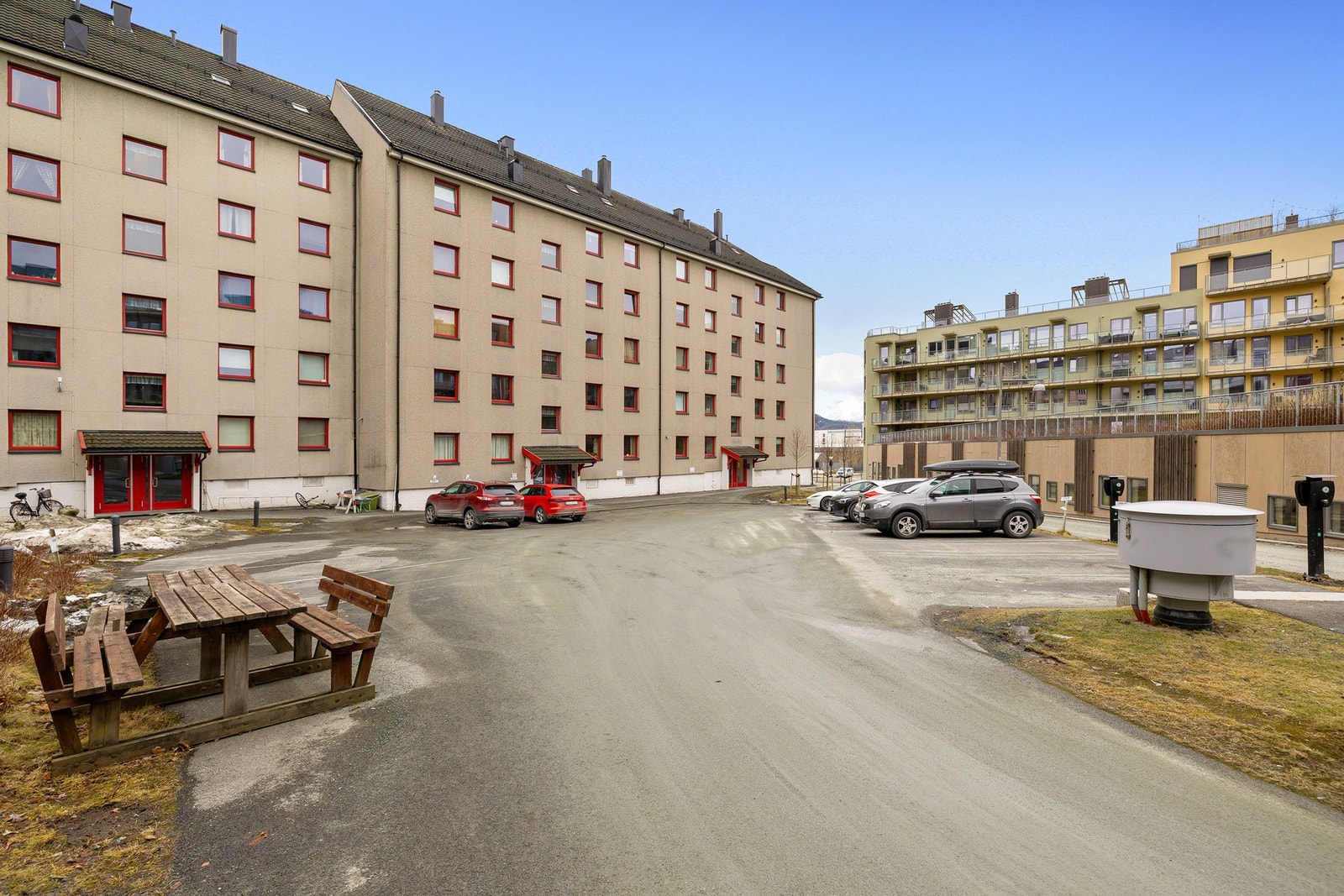 Fasadebilde. Borettslaget disponerer til sammen 15 utendørs parkeringsplasser for personbiler. Ønske/behov for parkeringsplass må søkes til styret. Galleribilde