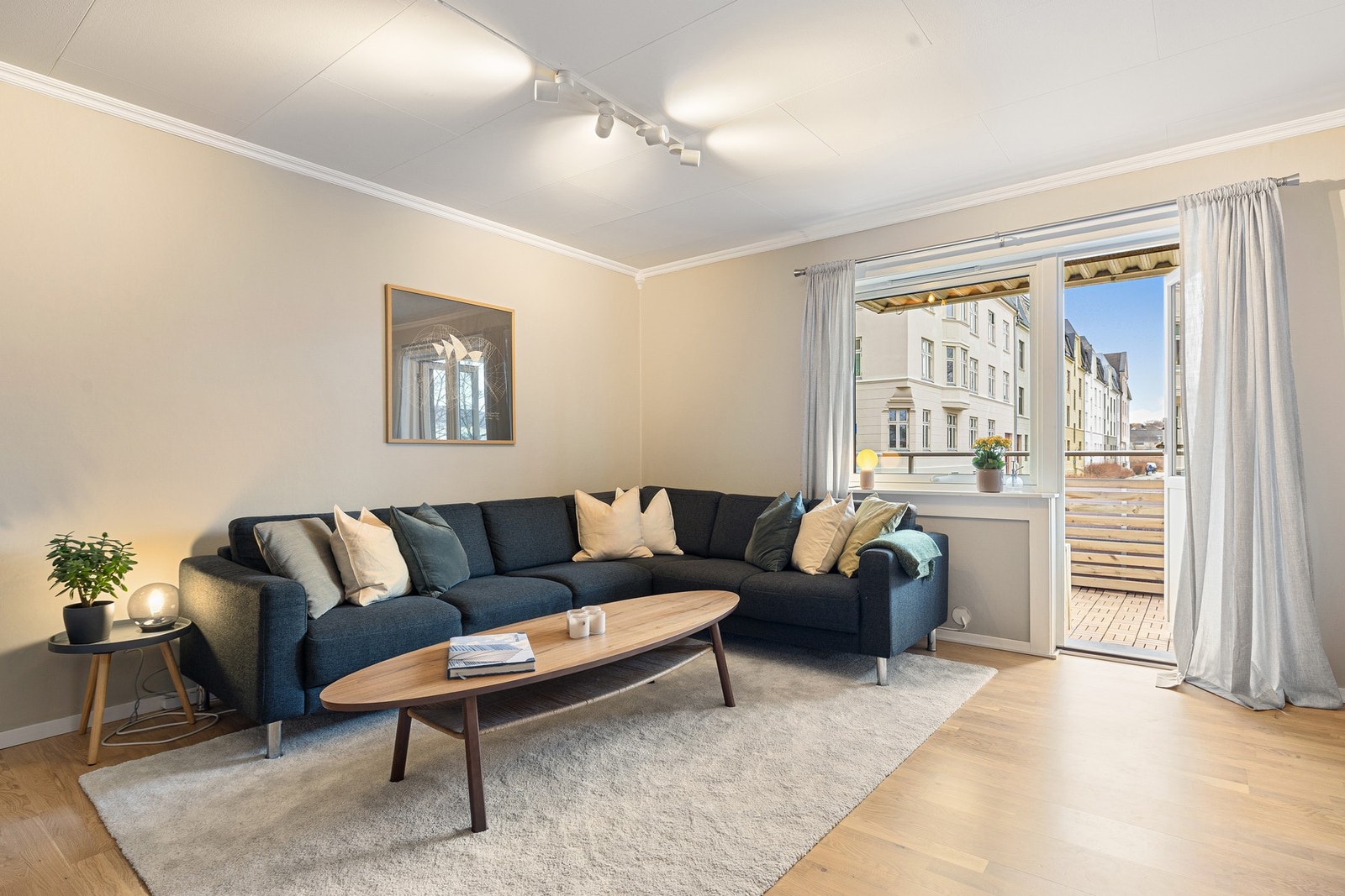 Leiligheten måler hele 67 kvm (BRA-i) og inneholder entré, bad, kjøkken, stue og 2 soverom. Utover dette har du to boder i kjeller og én bod på loft. Galleribilde