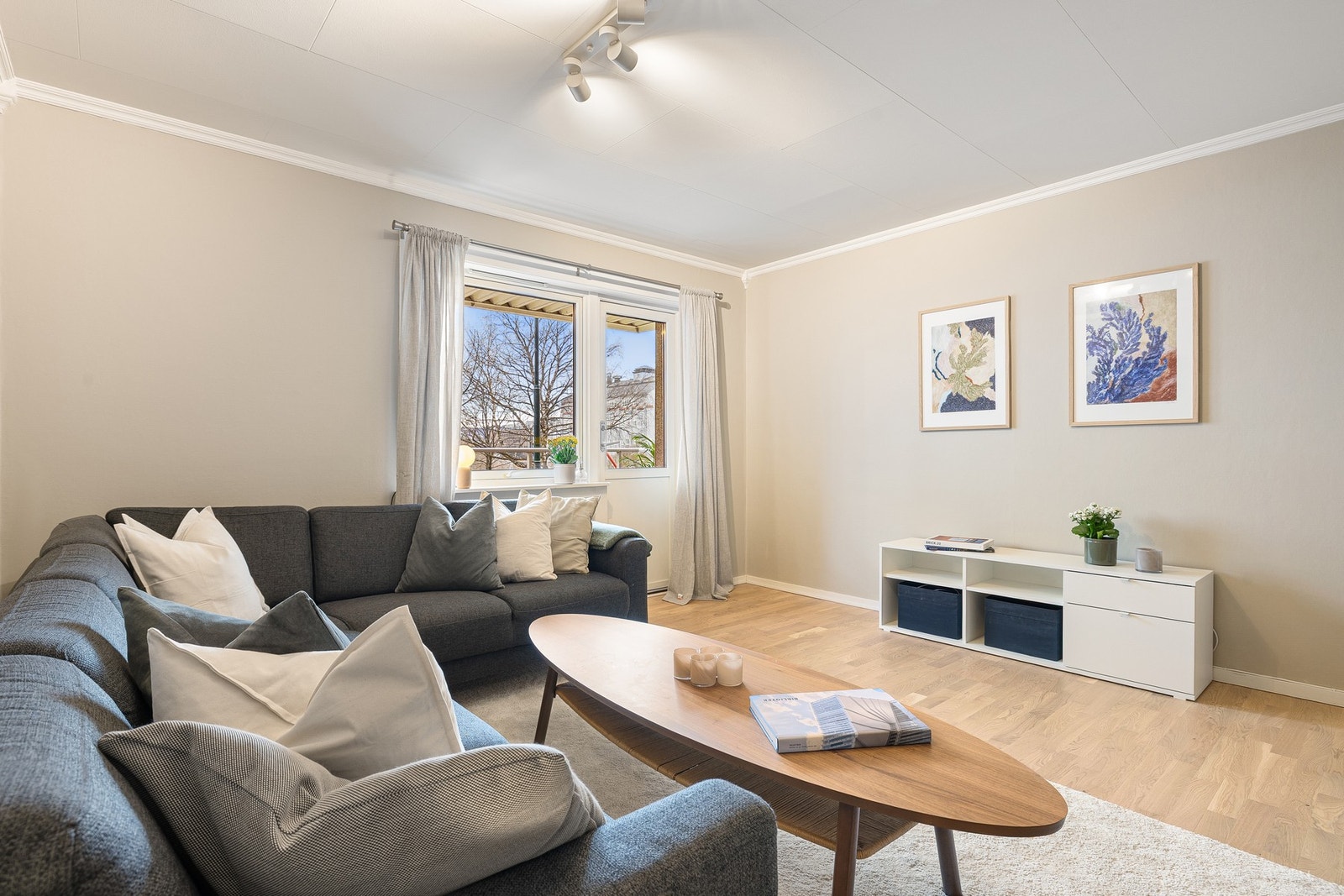 Felles for hele leiligheten (med unntak av badet) er de tidløse fargene på vegg og parkett på gulv. Galleribilde