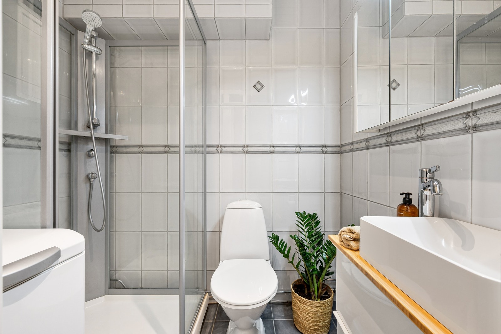 Badet fremstår pent og praktisk. Har kvaliteter som elektriske varmekabler og fliser på både gulv og vegg. Galleribilde