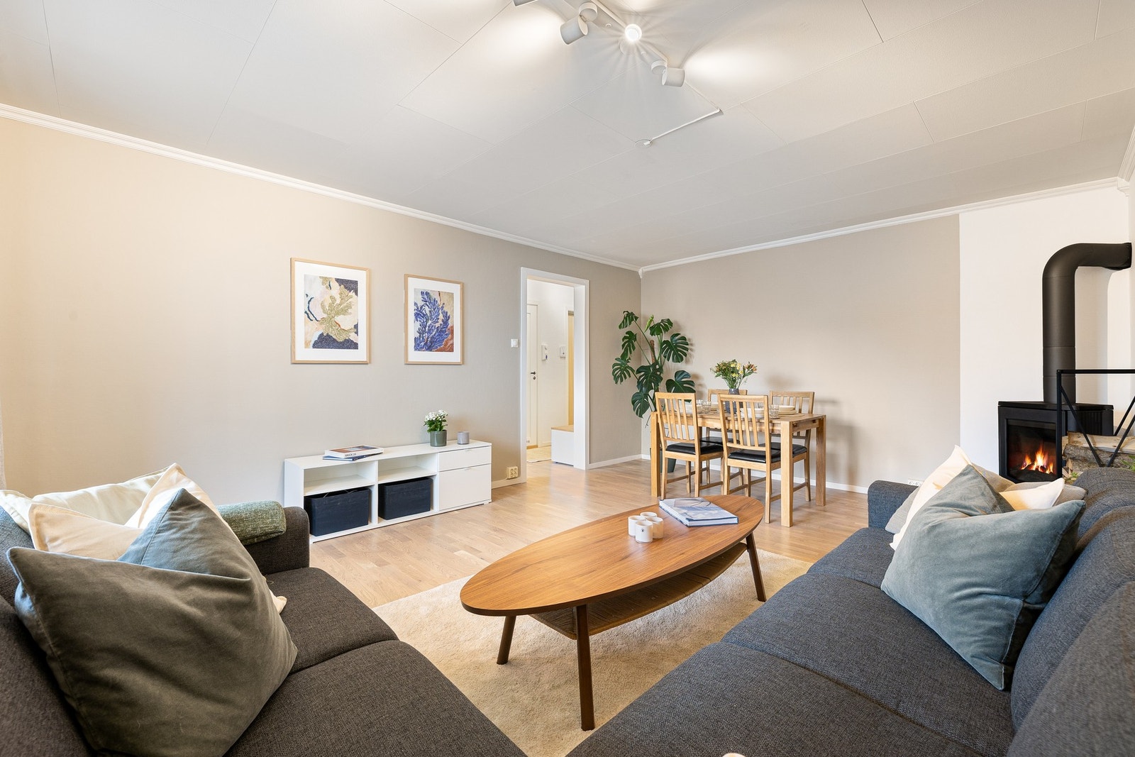 De månedlige felleskostnadene inkluderer utgifter til generell drift og vedlikehold, kollektiv avtale med TELIA, kommunale avgifter, renter og avdrag av fellesgjeld mm. Galleribilde