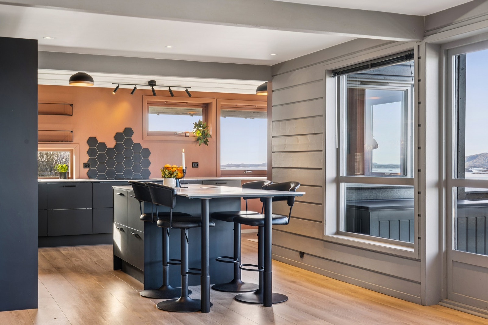 Kjøkkenøya fungerer som en naturlig samlingsplass og gir ekstra arbeidsflate. Galleribilde