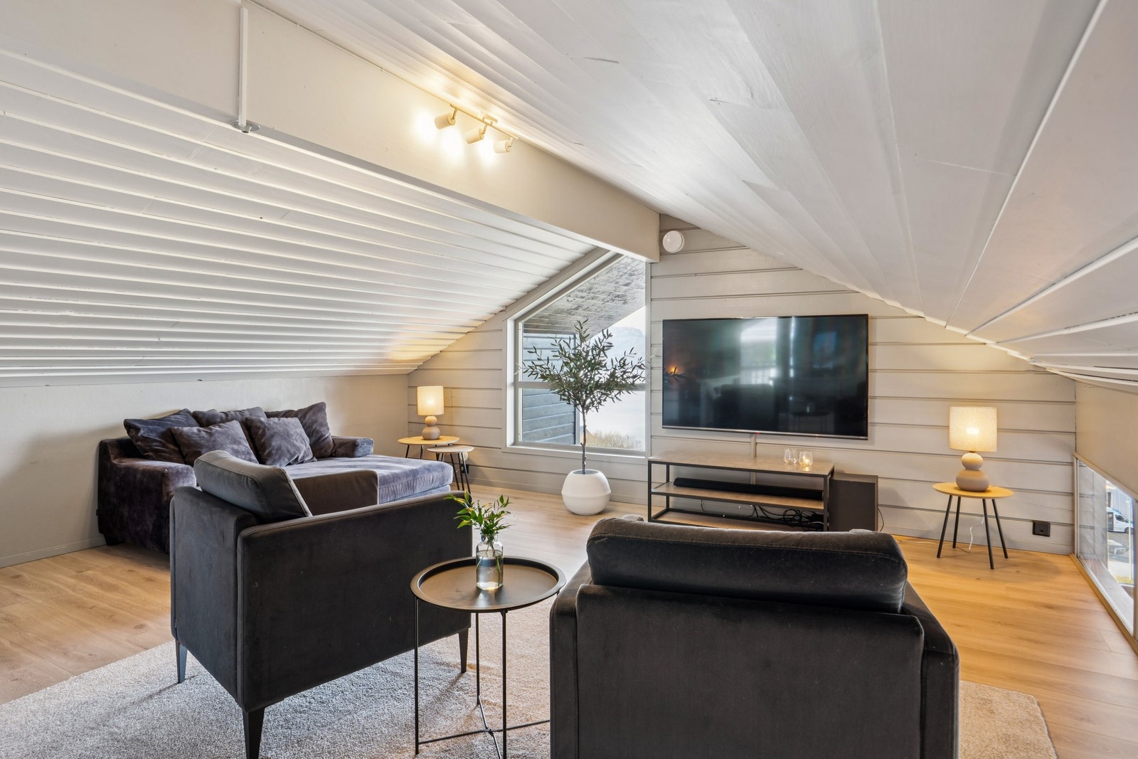 Loftstuen er et lunt og tilbaketrukket rom, perfekt som TV-stue eller lekerom for barna. Galleribilde