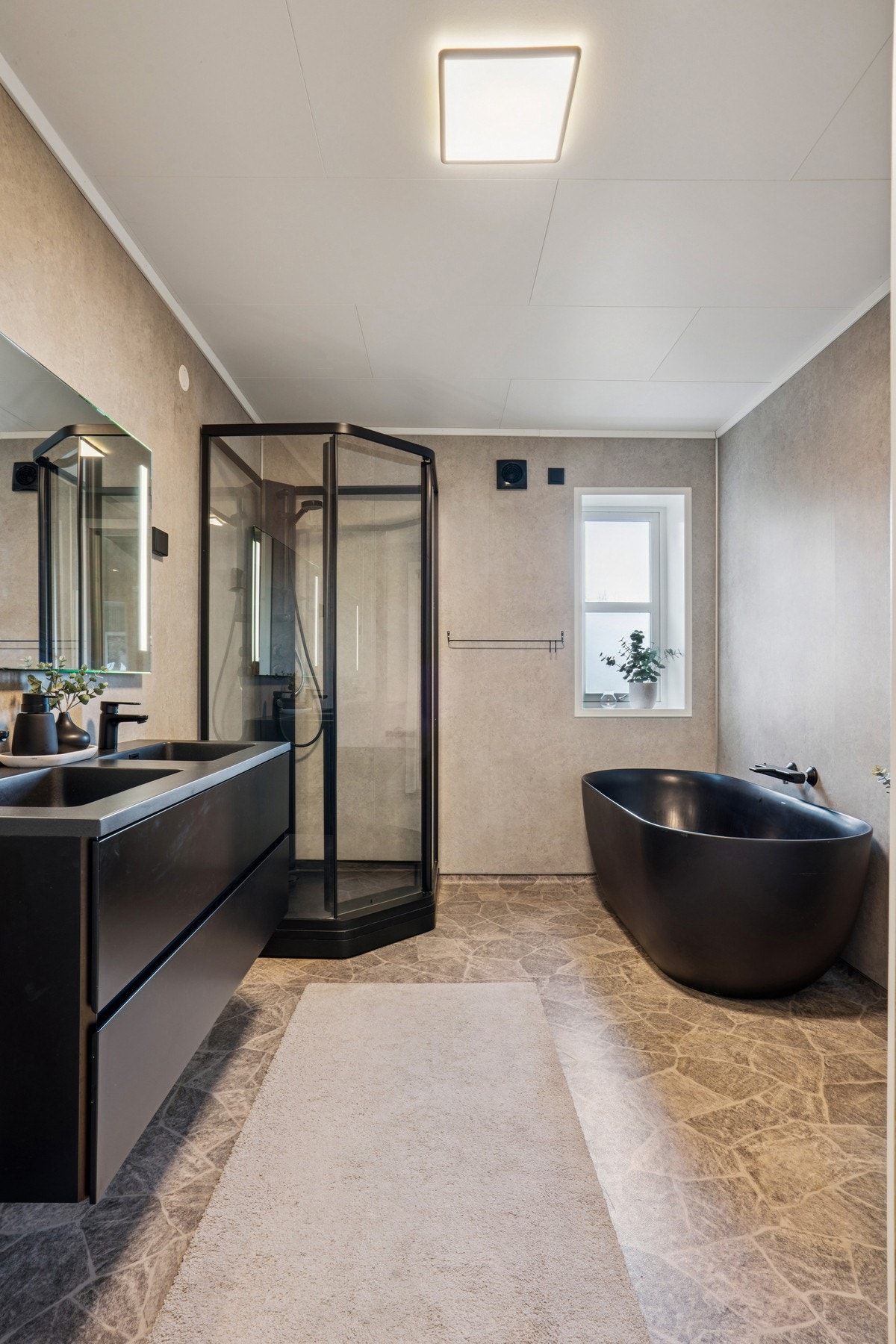 Hovedbadet ble lekkert rehabilitert i 2024 med baderomsplater og vinylbelegg på gulv. Galleribilde