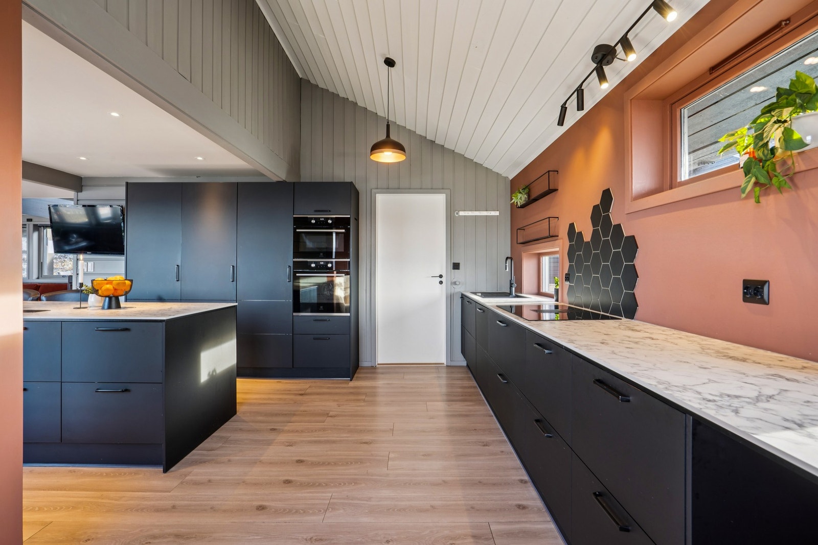 Innredningen har godt med skapplass og en solid benkeplate i kompaktlaminat i marmor farge. Galleribilde