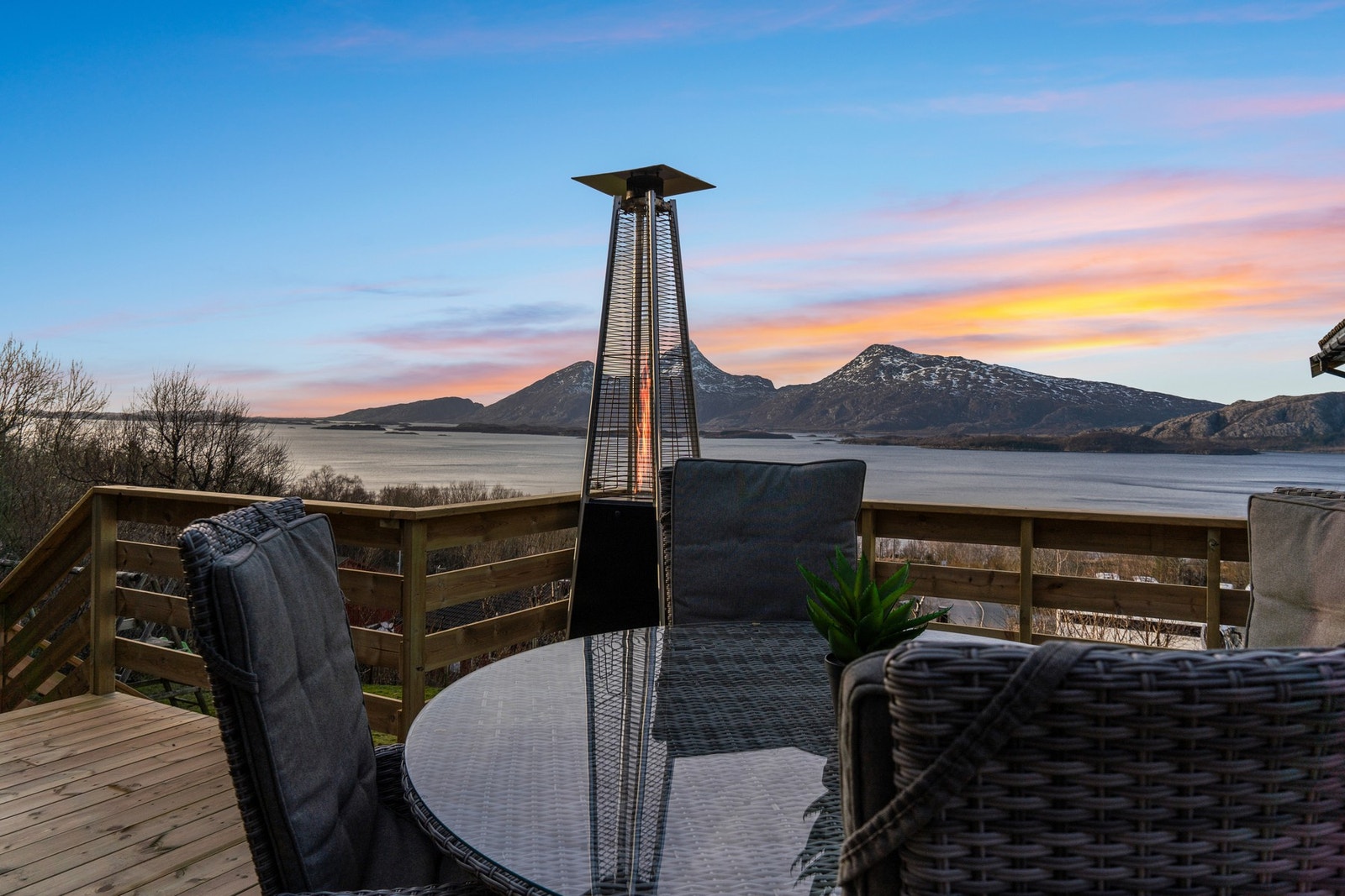 I 2025 ble det etablert en ny, stor altan på sørsiden av huset med trapp ned til hagen. Galleribilde