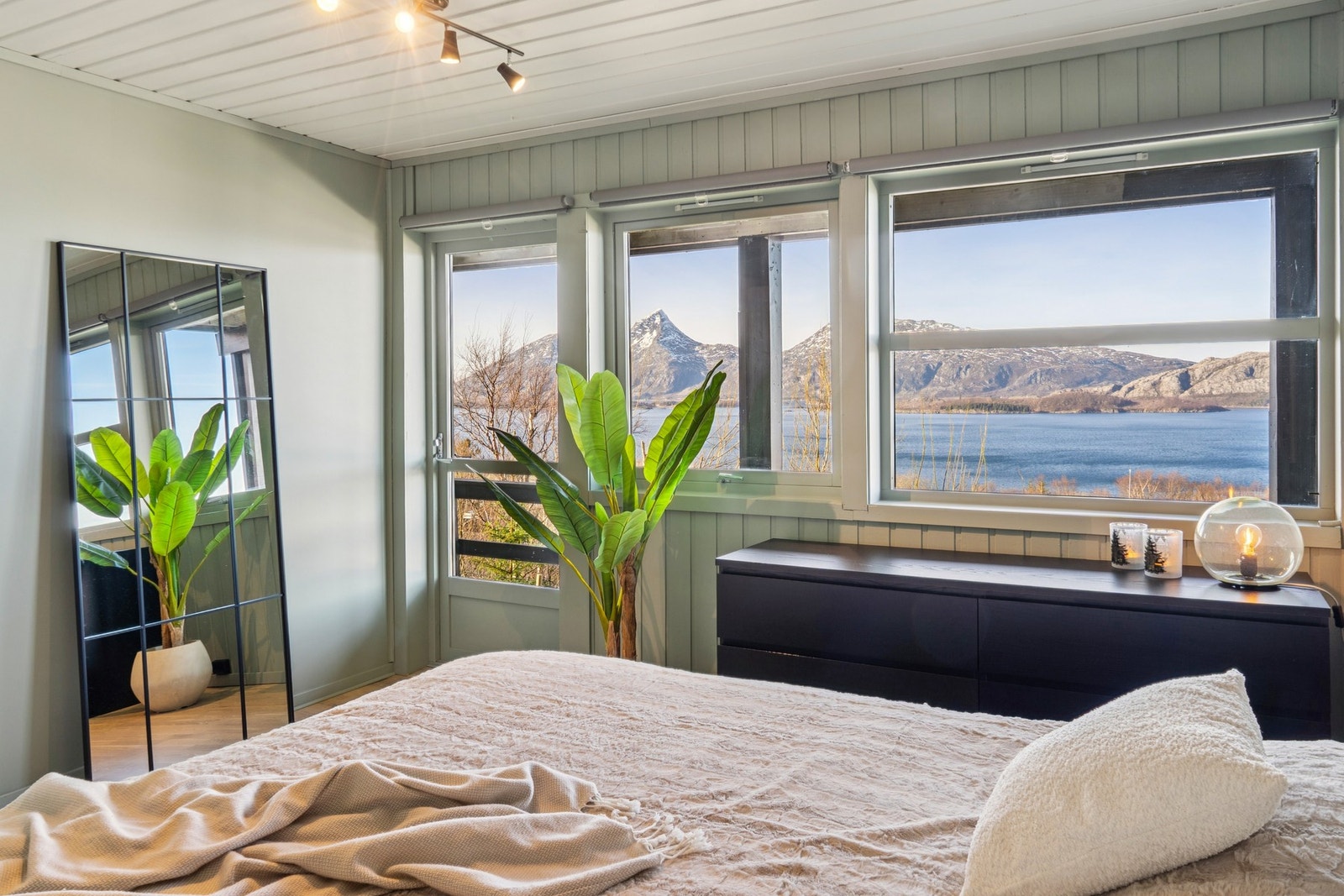 Hovedsoverommet har god plass og direkte utgang til egen platting Galleribilde
