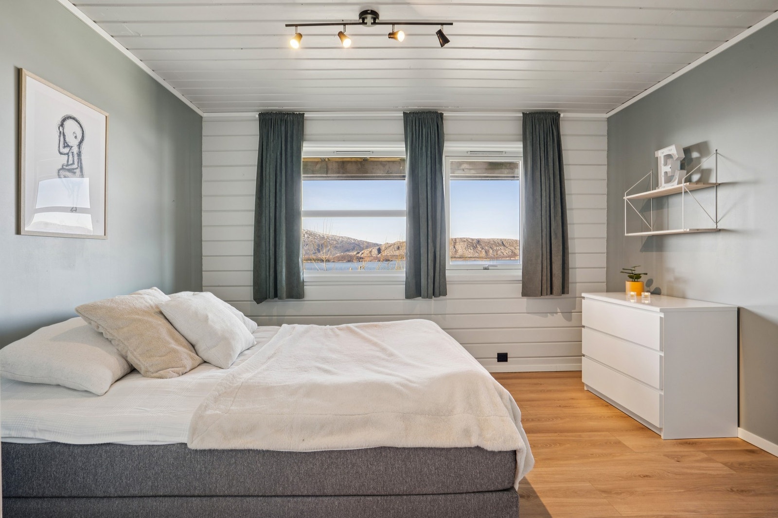 Et av de fire soverommene i etasjen. Alle har fornyede overflater fra 2020. Galleribilde