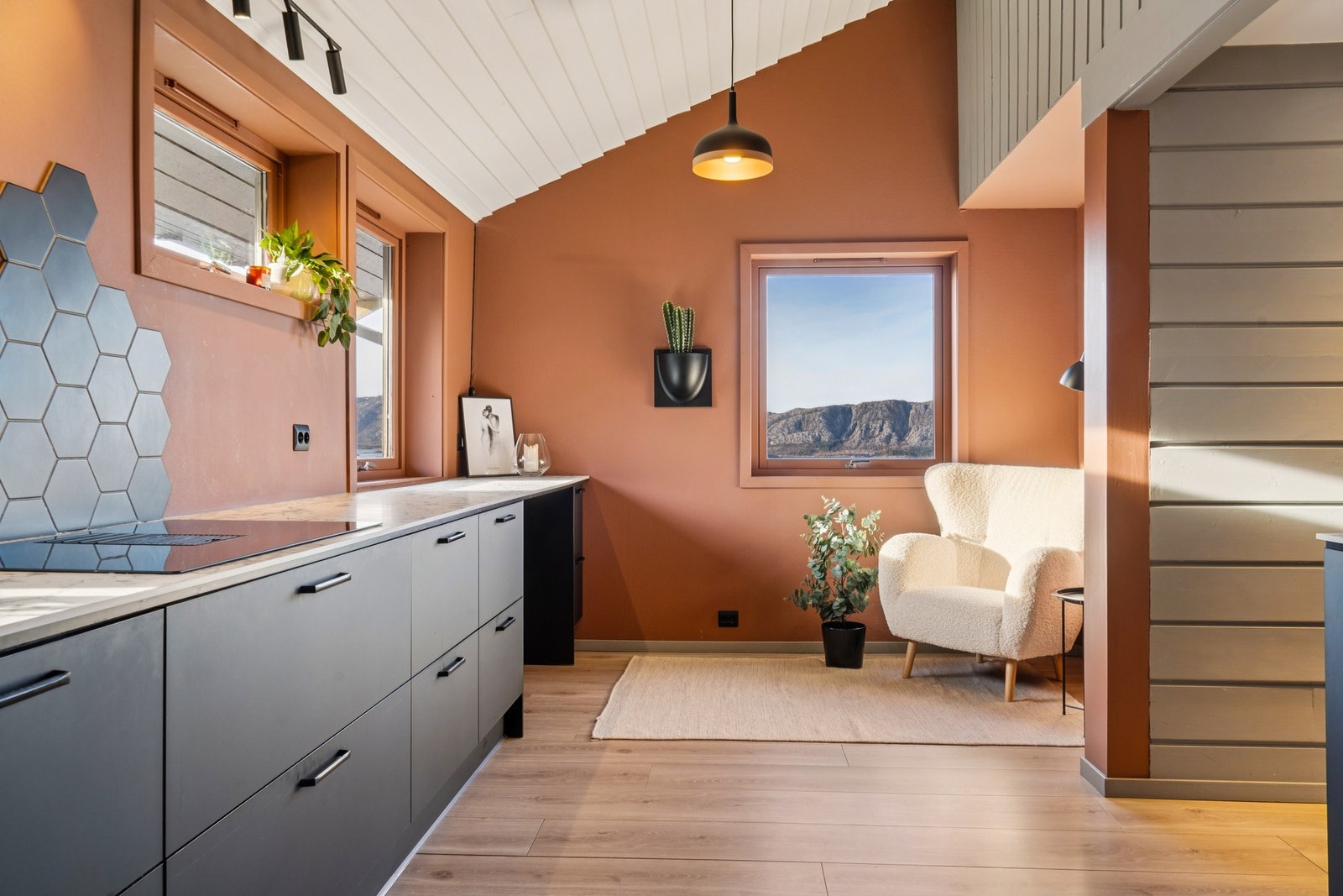 En liten krok i tilknytning til kjøkkenet gir rom for en hyggelig sitteplass. Galleribilde