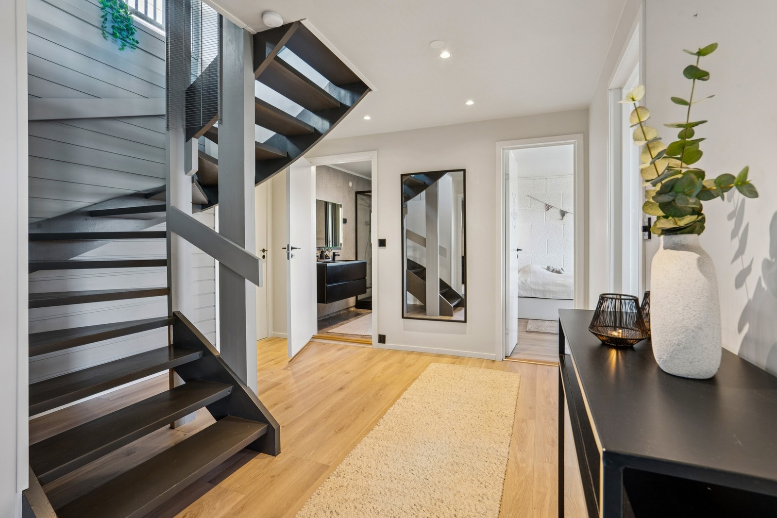 I underetasjen finner vi boligens private sone med fire soverom og et stort bad. Galleribilde