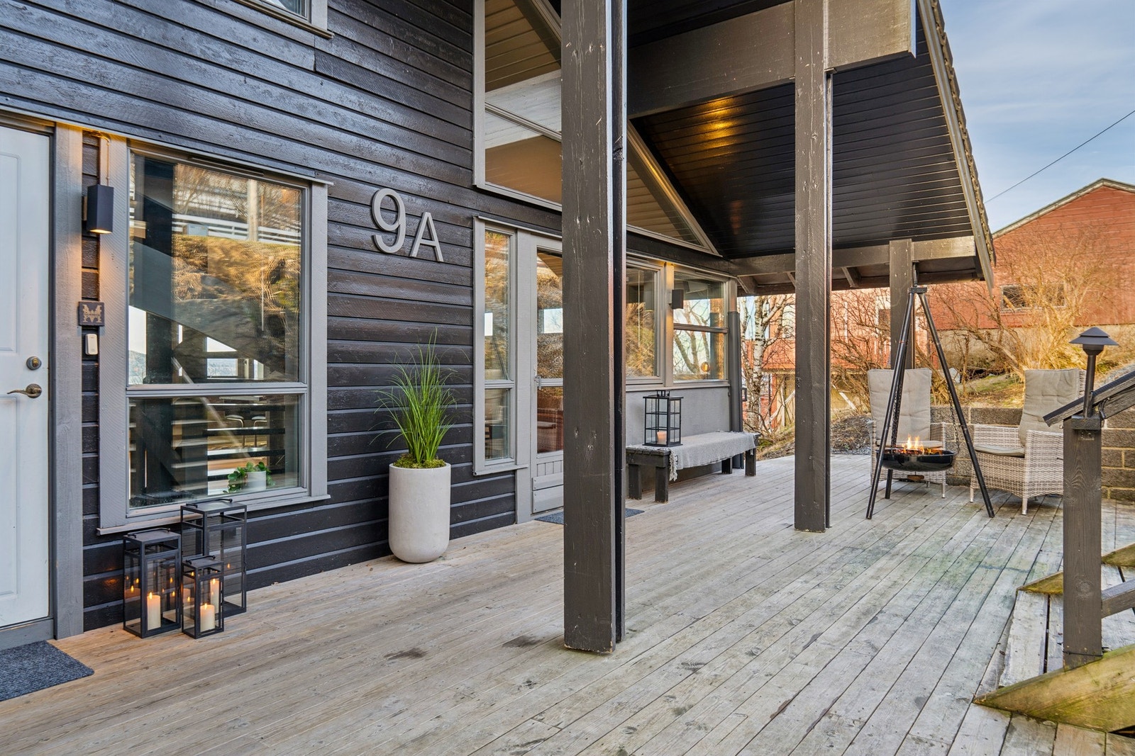 Den store markterrassen ved inngangspartiet måler ca. 76 m² og ble lagt i ca. 2021. Galleribilde