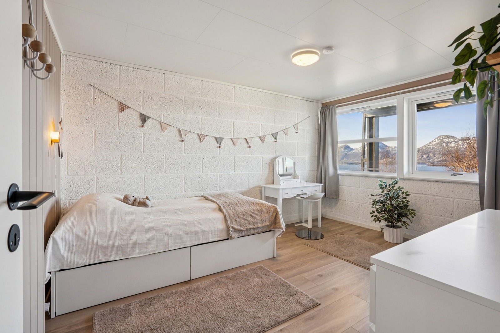 Soverom med sjarmerende, malte murvegger som gir karakter til rommet. Galleribilde