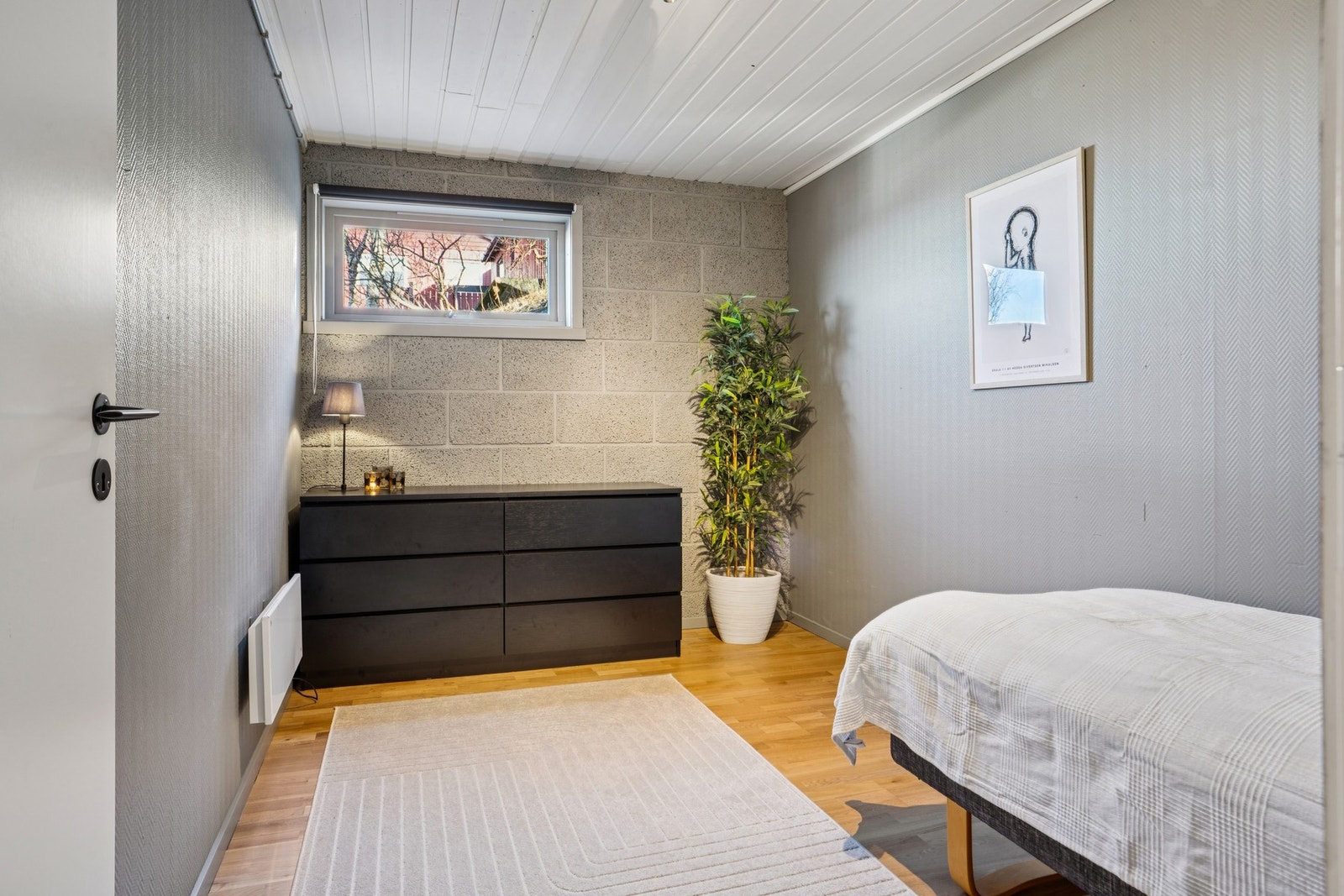 Dette rommet er godkjent som bod, men byr i dagens utforming på høy bruksverdi. Kjøper må selv undersøke ev. krav ifbm. bruksendring til soverom. Galleribilde