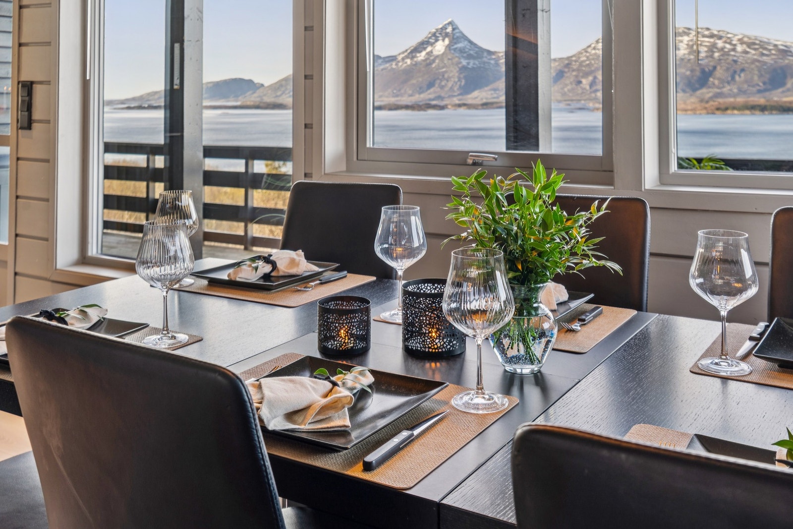 Nyt middagen med en av kystens flotteste kulisser. Galleribilde