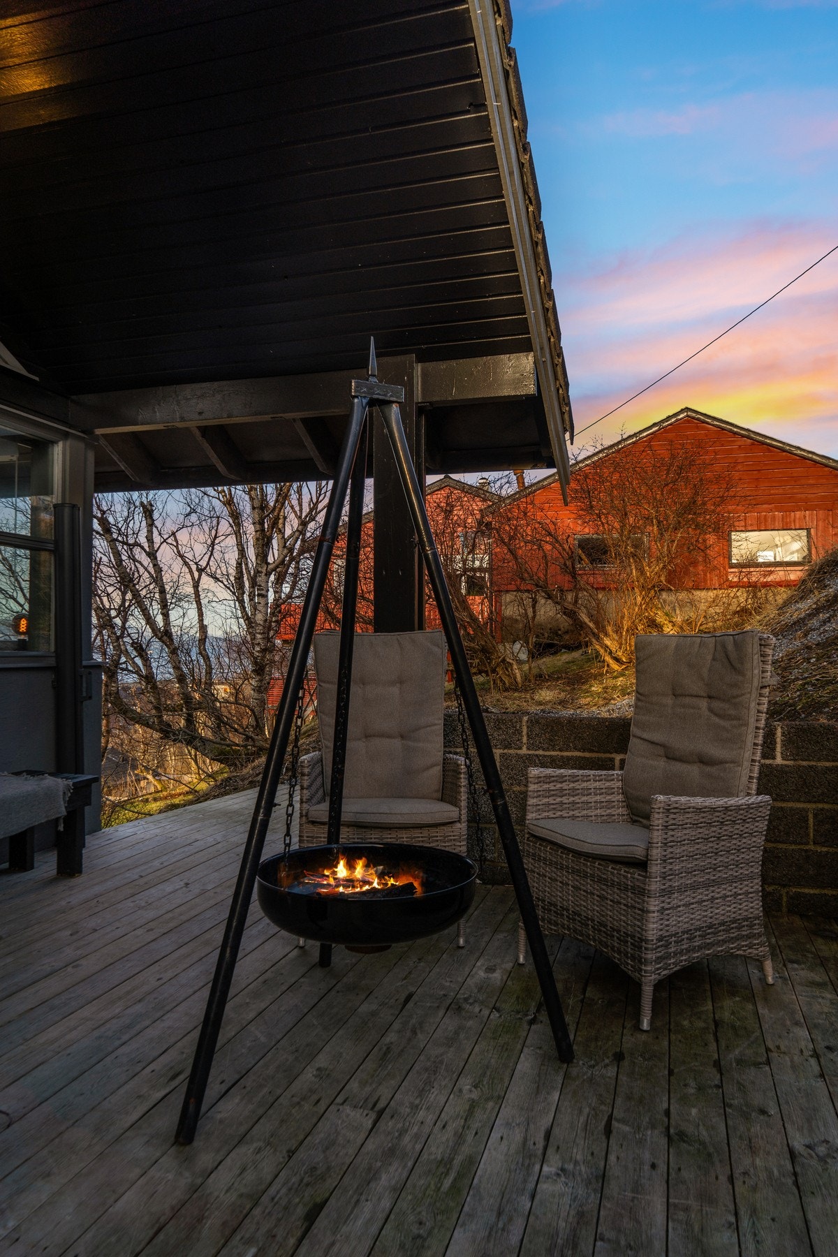 En lun krok under tak for kveldskos rundt bålpannen. Galleribilde