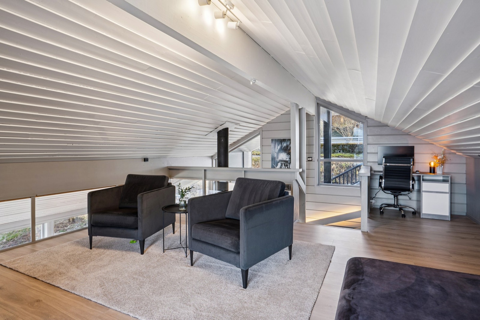 Etasjen har to praktiske kneveggsboder på loftstuen, ideelle for oppbevaring av ulike eiendeler. Galleribilde