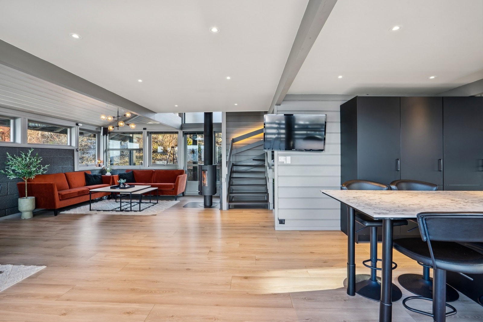 Hovedetasjen har en åpen og sosial planløsning, hvor vegger ble fjernet og overflater modernisert i ca. 2020. Galleribilde