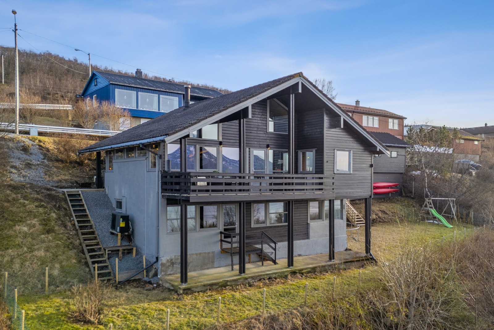 Velkommen til Askeladdveien 9A! Boligen ligger attraktivt til i Lyngåsen, med kort vei til butikker og et nyoppstartet treningssenter. Galleribilde