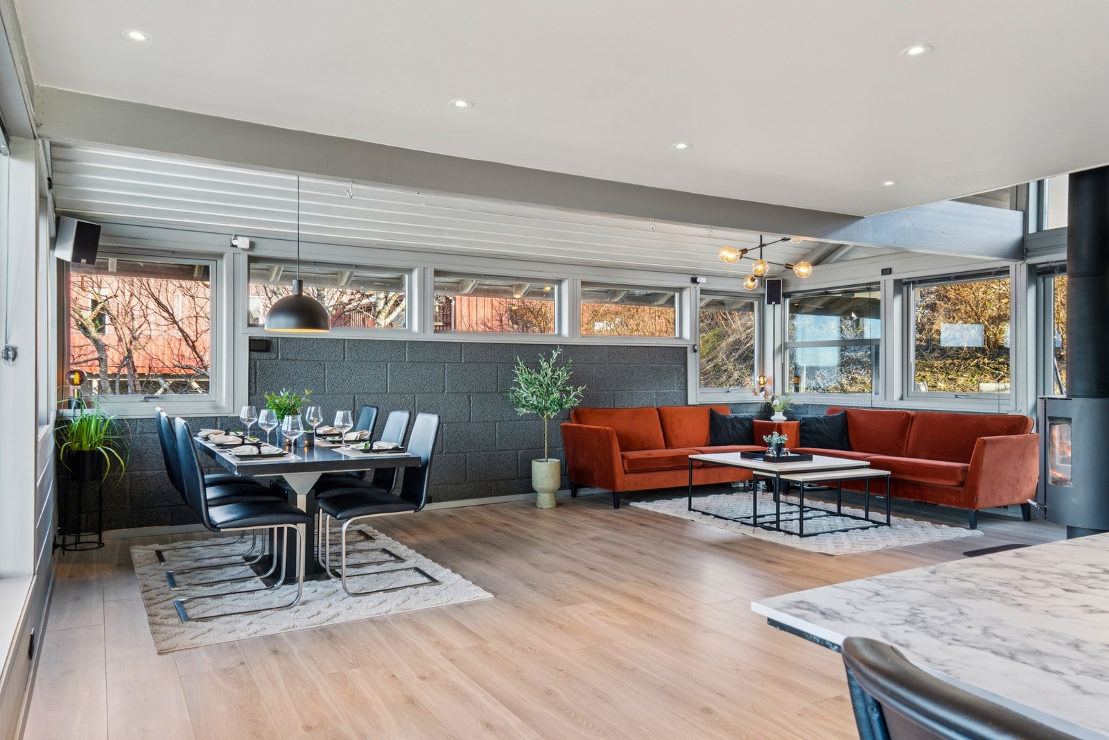 Stuen er romslig og har plass til både en stor sofagruppe og en egen spisedel. Galleribilde