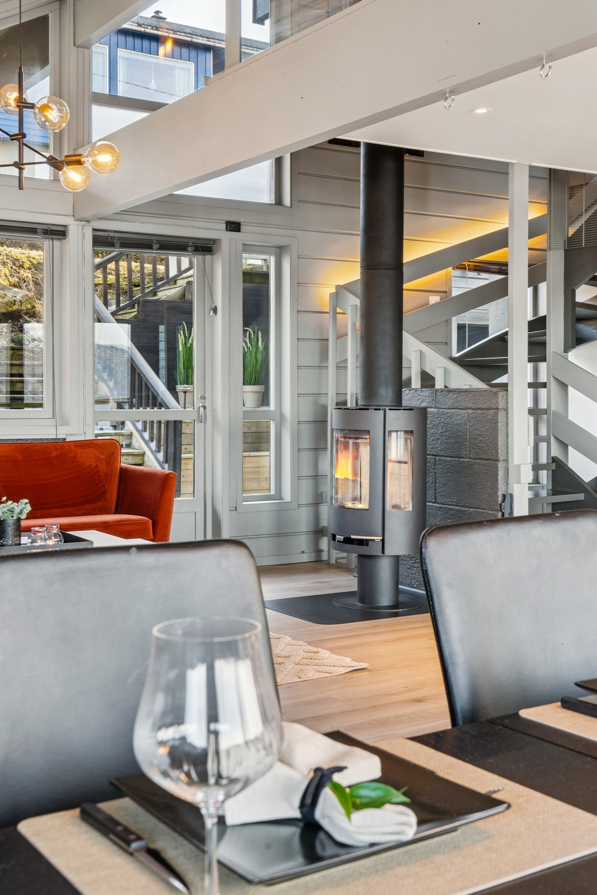 Peisovnen med stålpipe ble installert i 2021 og gir en lun og god varme. Galleribilde