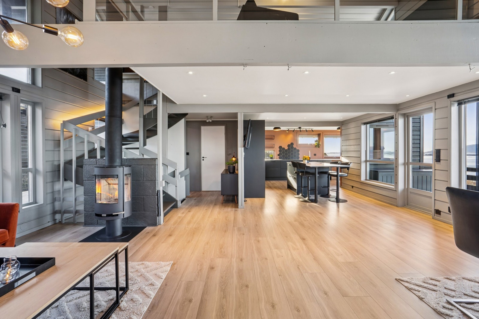 Boligen har vannbåren varme i flere gulv, med oppgradert varmepumpe og sentral i 2020 og 2025. Galleribilde