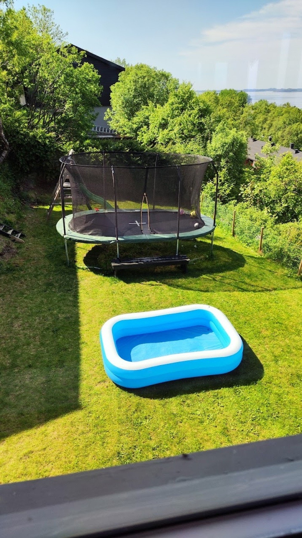 (Privat bilde)Legg merke til trærne og buskene mot naboen, som gir god skjerming og hindrer innsyn Galleribilde