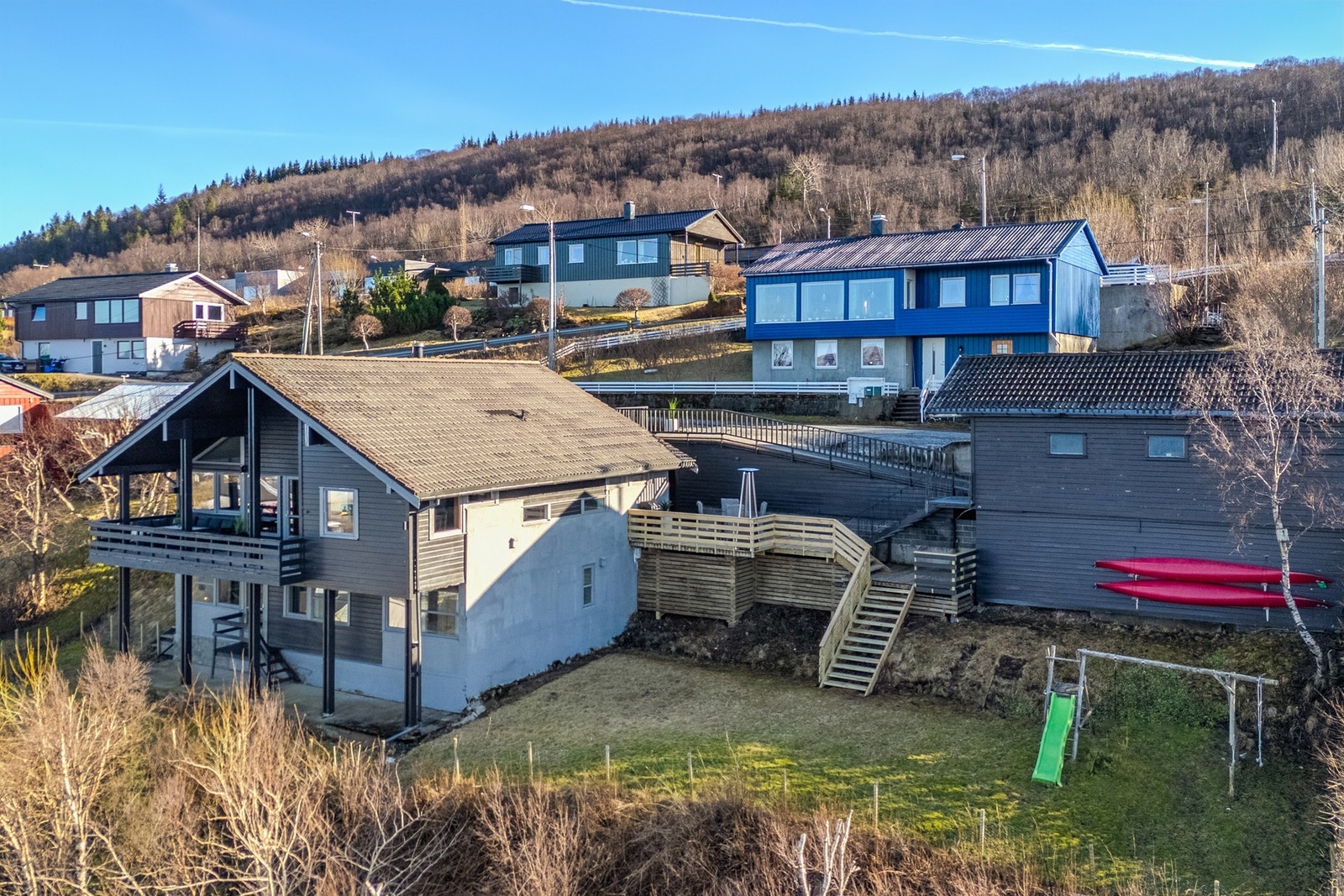 Eiendommen har en frittstående garasje fra 1988 med bod og smøregrav. Galleribilde