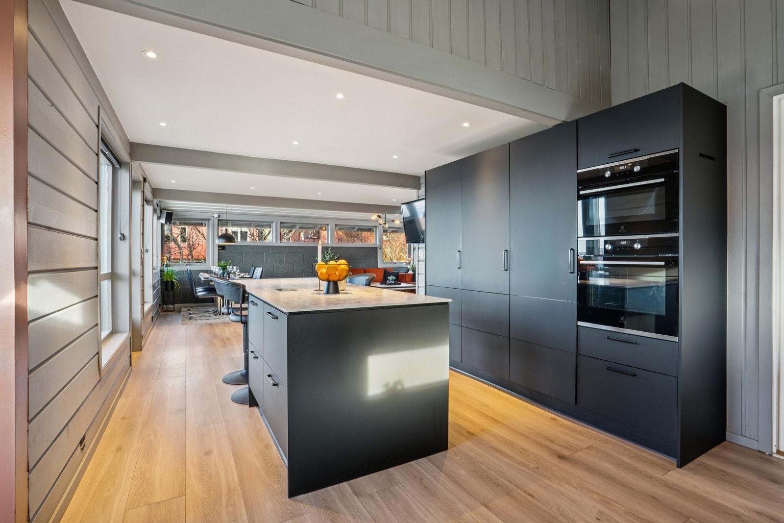 Høyskapene rommer integrert kjøleskap og to stekeovner, hvorav den ene har kombinert mikrobølgefunksjon. Galleribilde