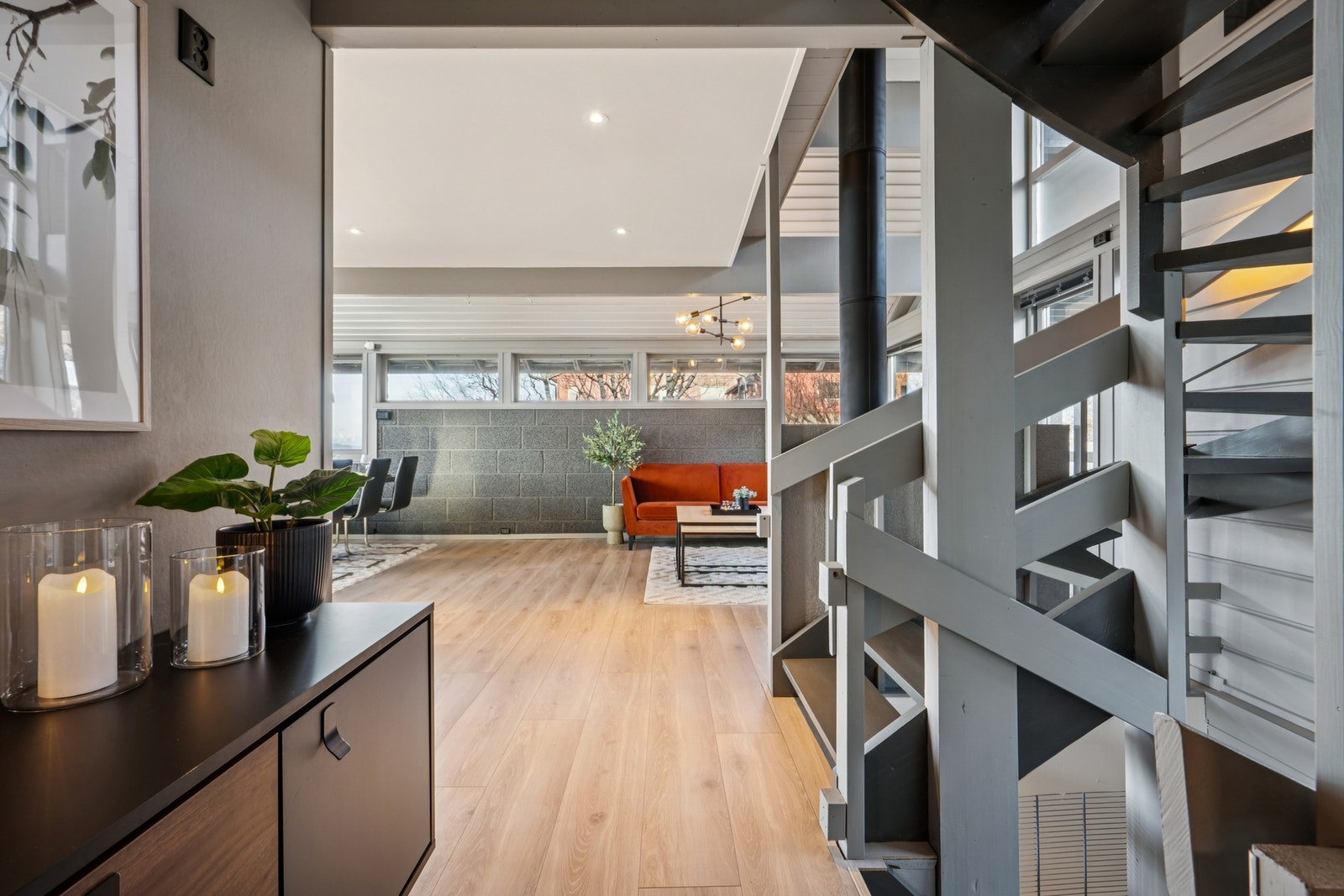 Fra gangen åpner boligen seg opp mot stue og kjøkken, med trapp til de øvrige etasjene. Galleribilde