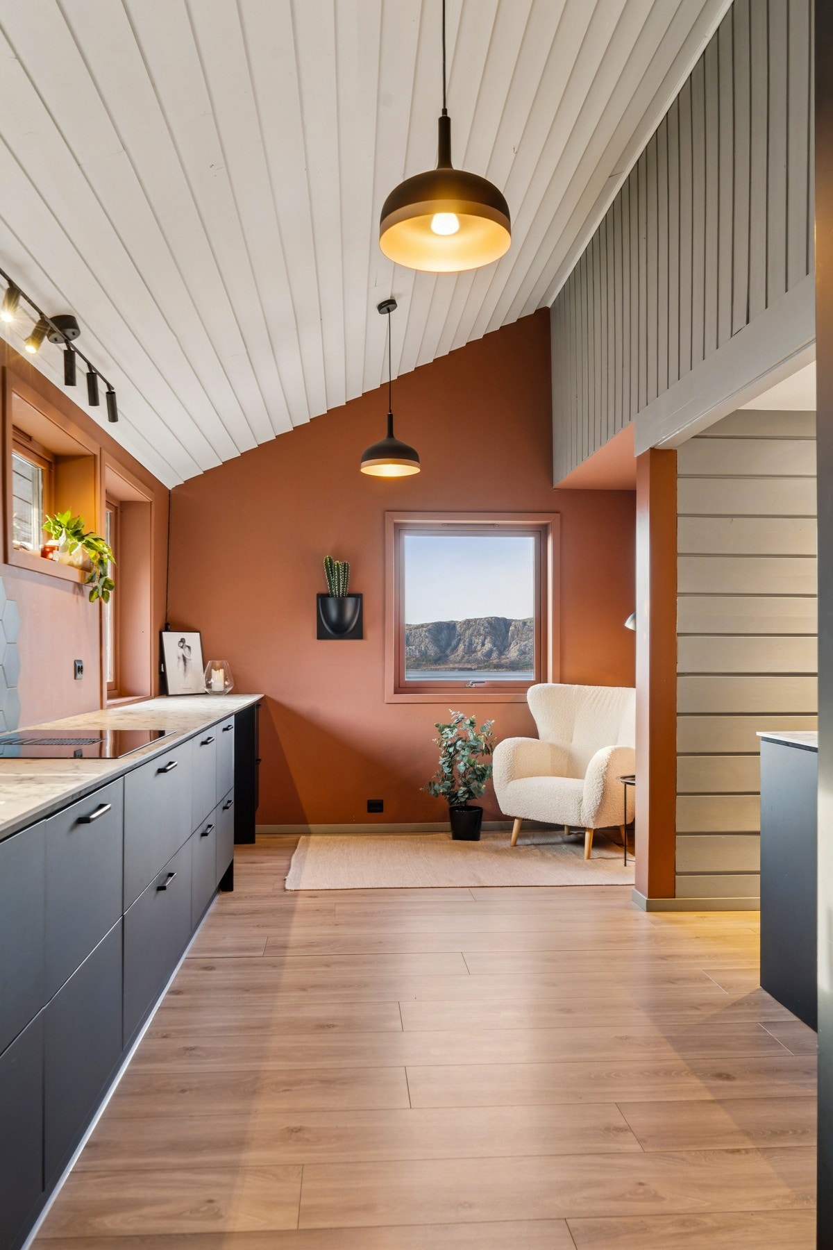 Gjennomgående laminatgulv og malte tretak binder sonene i etasjen sammen. Galleribilde