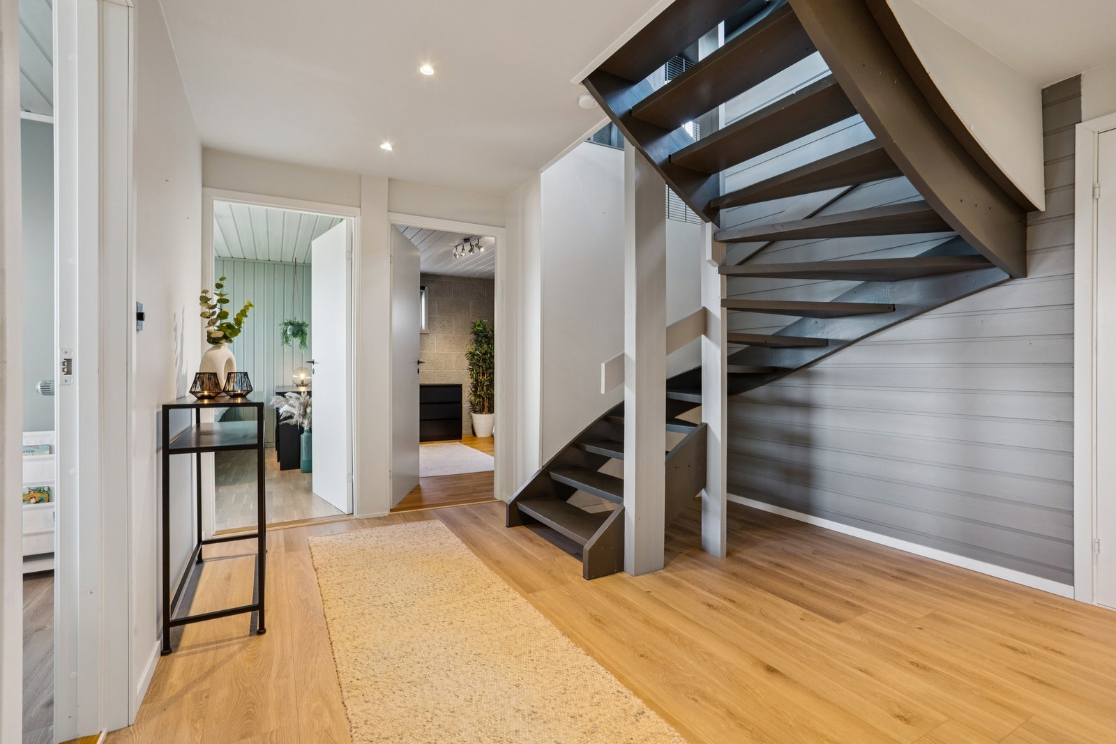 Gangen i underetasjen ble rehabilitert i 2023 med nye overflater og downlights i taket. Galleribilde