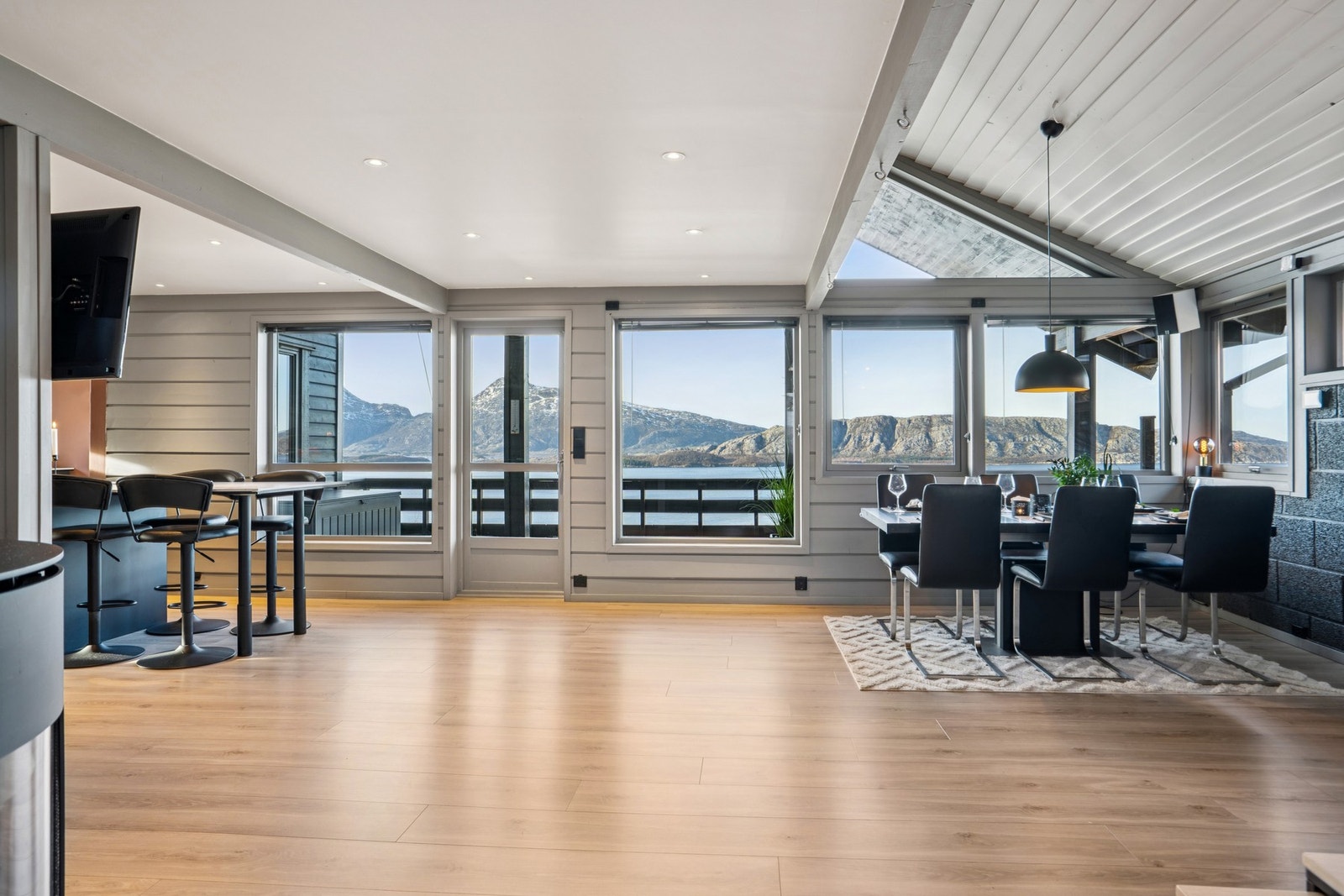 Fra stuen er det direkte utgang til en veranda på ca. 20 m². Galleribilde