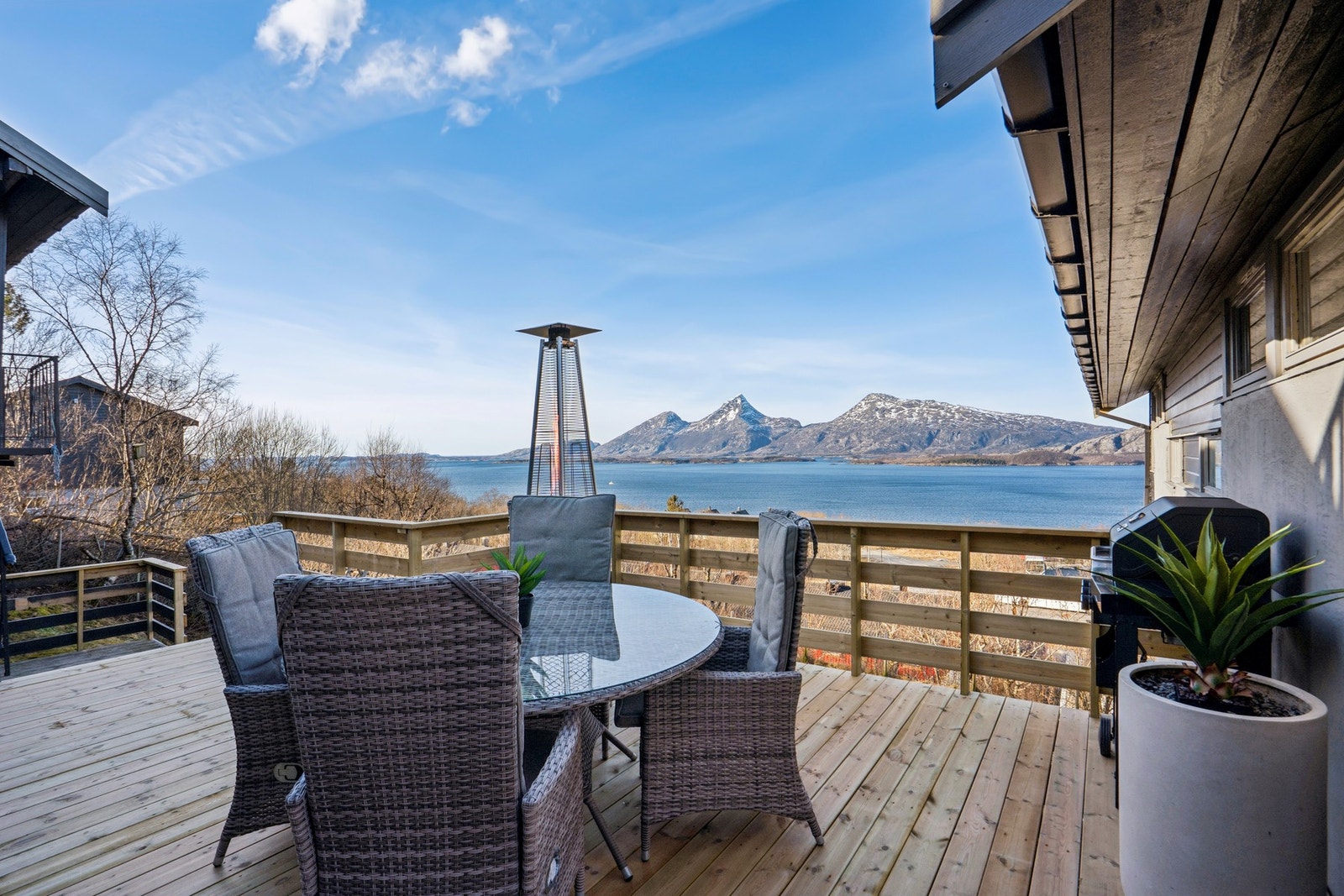 Boligen byr på totalt 117 m² med terrasser og balkonger, fordelt over to plan. Galleribilde