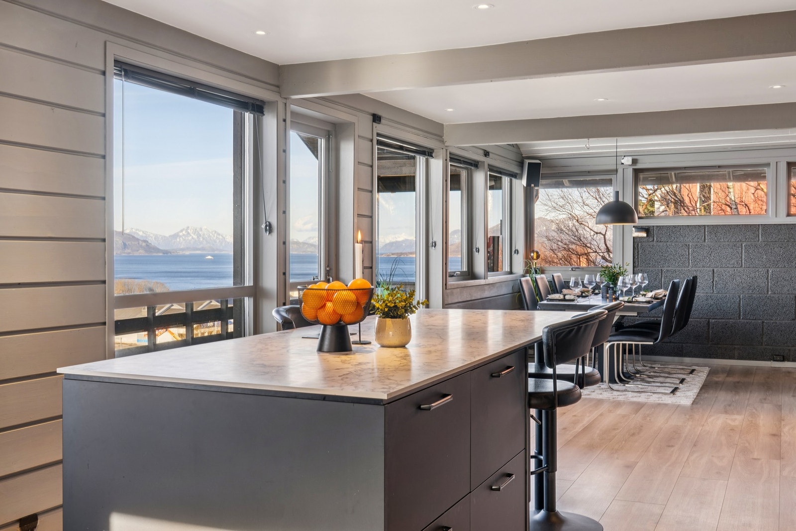De store vindusflatene i stuen er byttet i 2020 og 2025, og rammer inn den storslåtte utsikten. Galleribilde