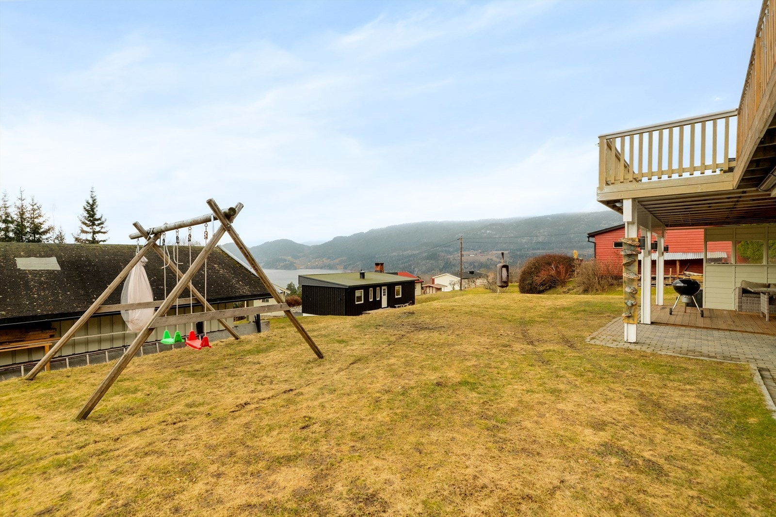 Tomten er opparbeidet med plen, beplantning og belegningsstein, samt flere flotte uteplasser med fantastisk utsikt over vannspeilet på Heddalsvatnet. Galleribilde