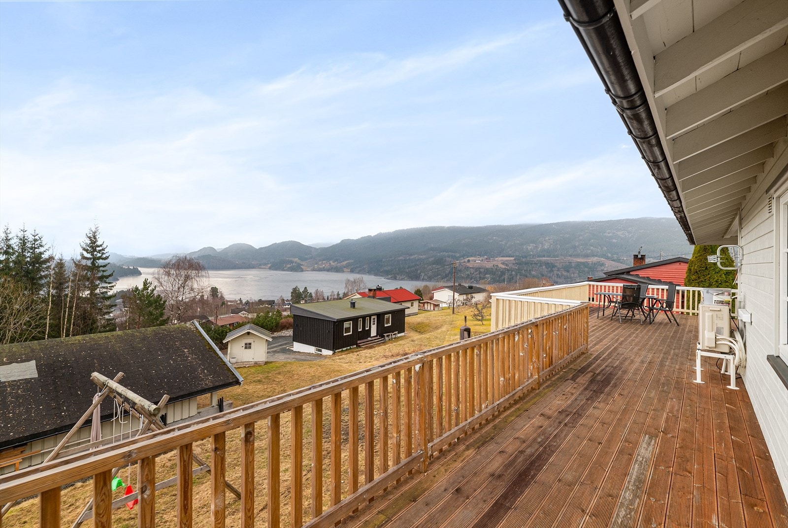 Fra stuen er det utgang til en stor og solrik veranda, med god plass for flere koselige soner med utemøblement og grill. Galleribilde