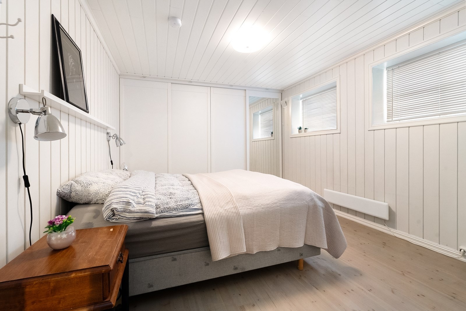 Kjellerstue og soverom i kjeller er innredet og omgjort uten at dette er søkt om og uten at nødvendig godkjennelse er gitt av kommunen. Galleribilde